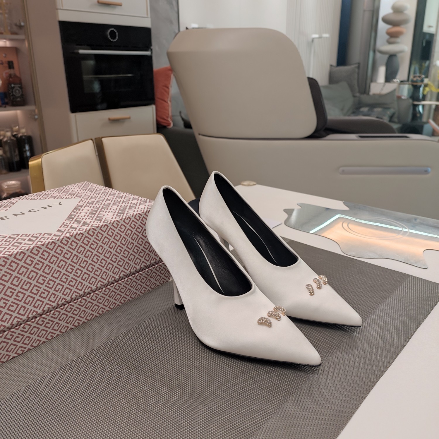 Luxurious Givenchy Brahma Quest Shoes with Unique Design and Comfortable Silk Material - 图片 2