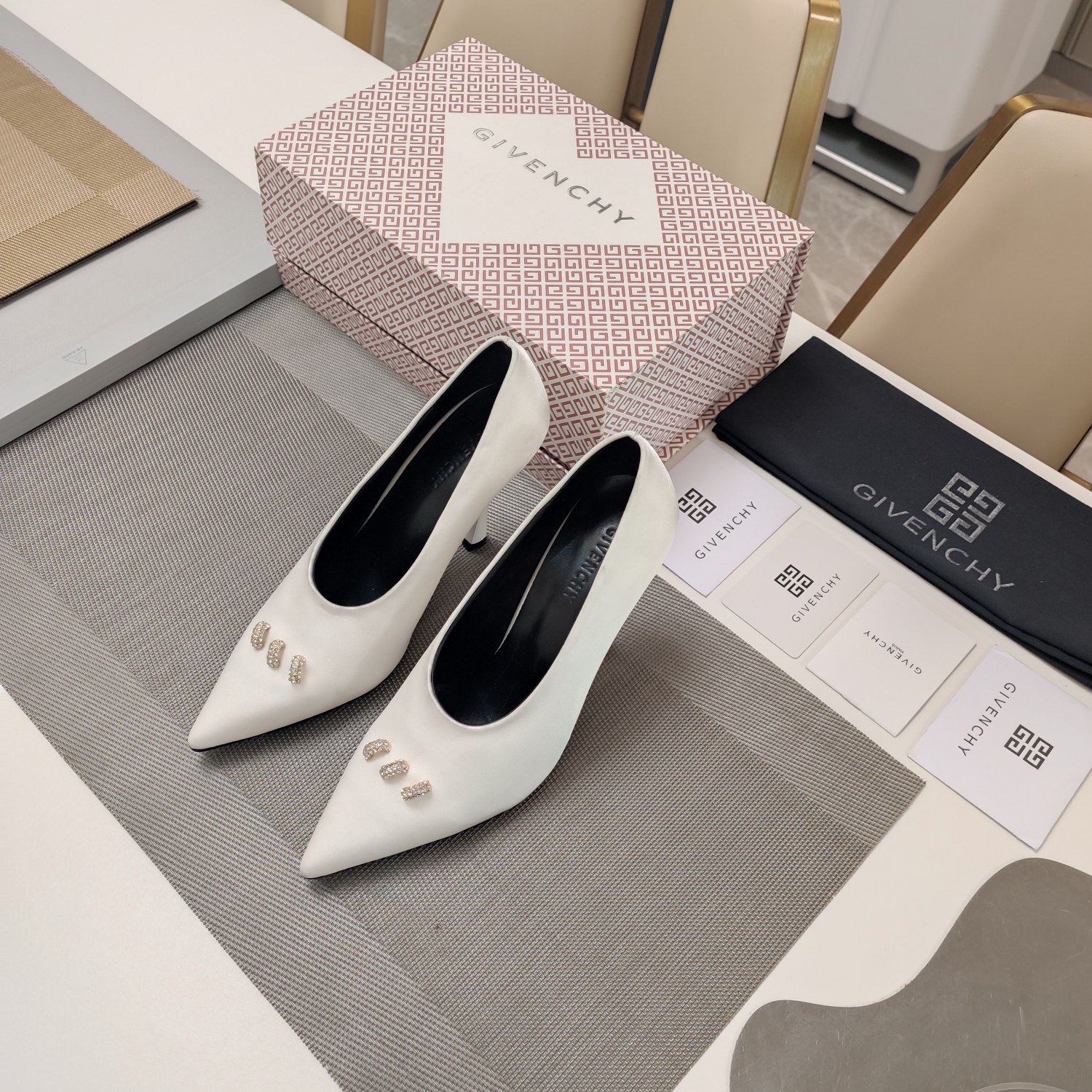 Luxurious Givenchy Brahma Quest Shoes with Unique Design and Comfortable Silk Material - 图片 1