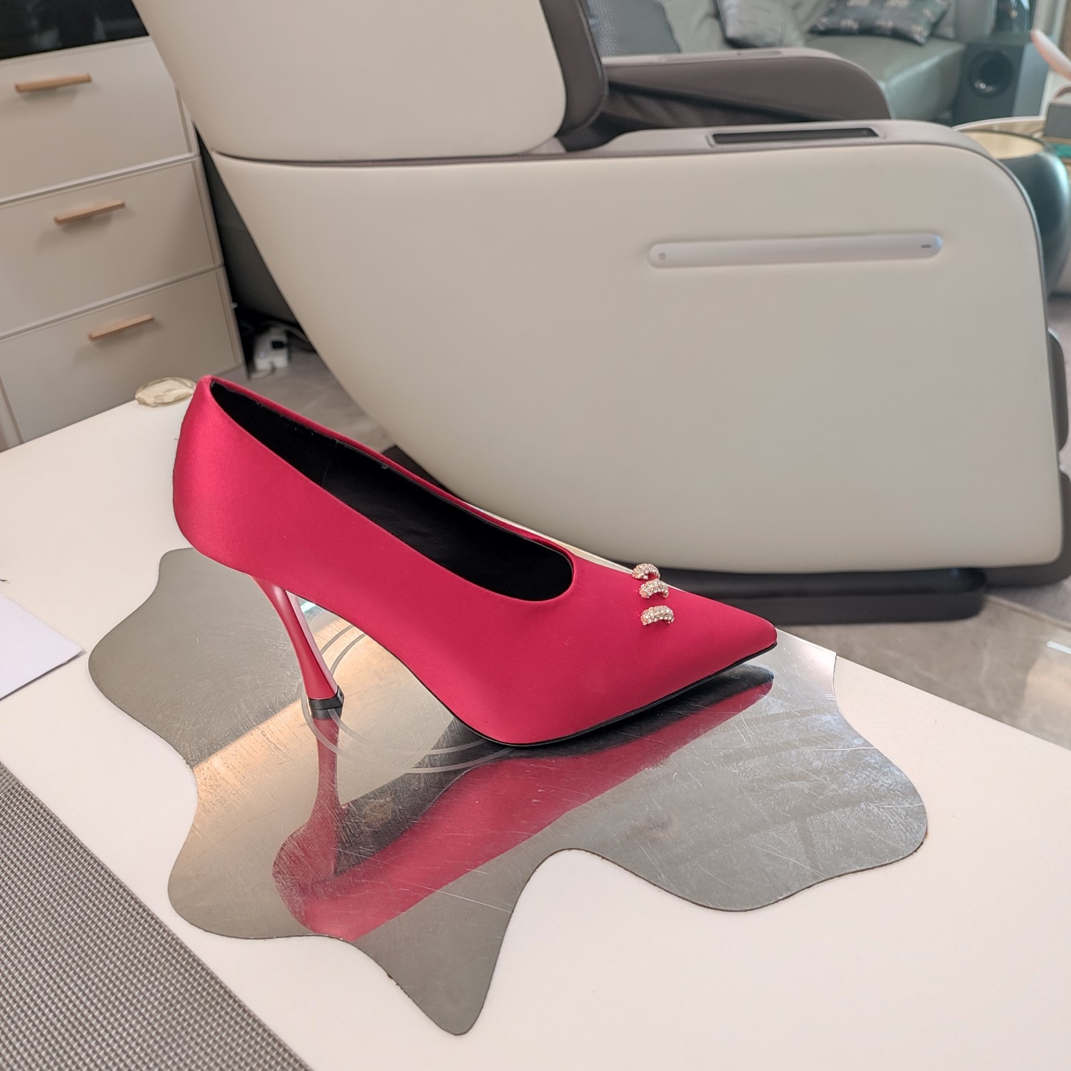 Luxurious Four-Seasons Givenchy Shoes with Gold Rings and Diamond Details - 图片 5