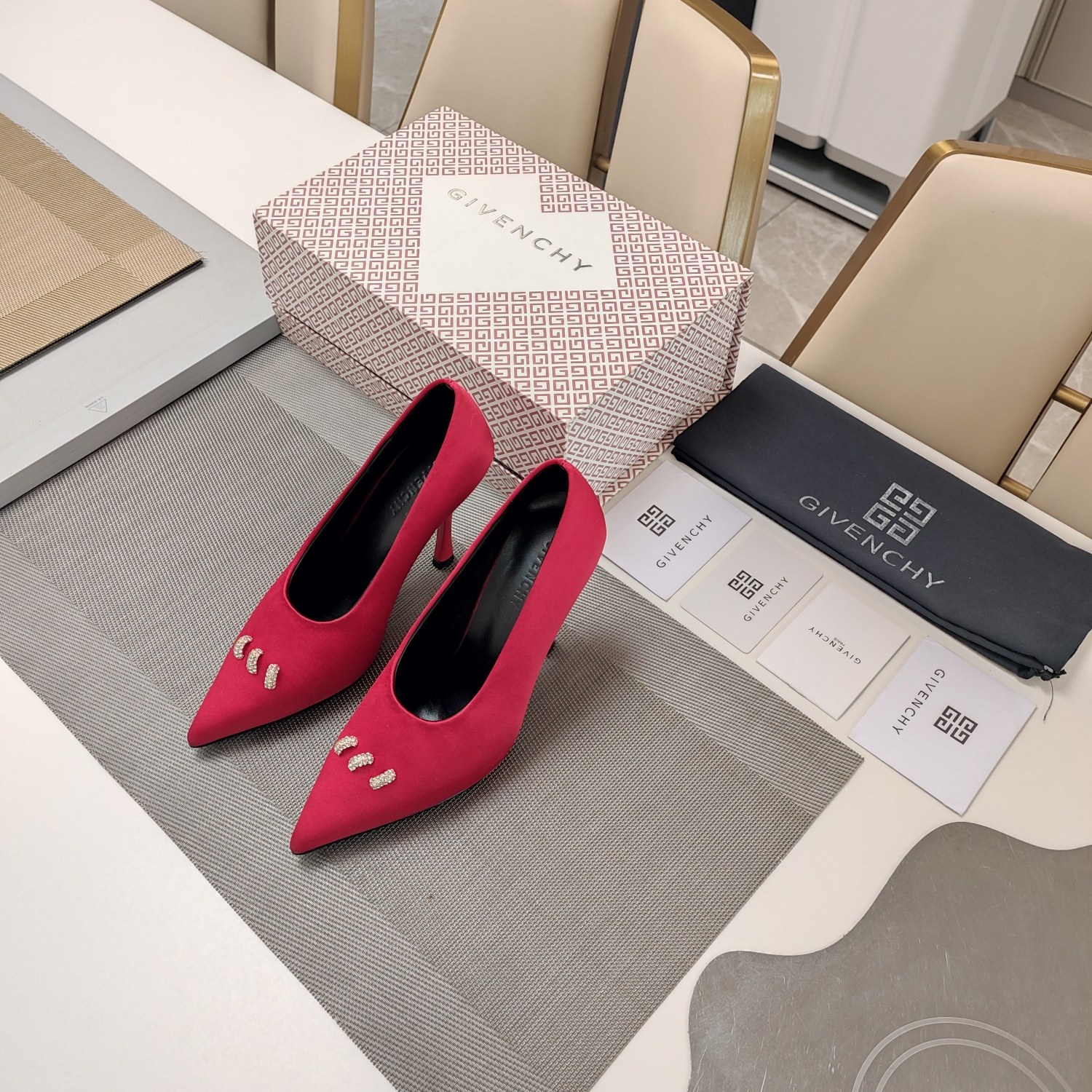 Luxurious Four-Seasons Givenchy Shoes with Gold Rings and Diamond Details - 图片 1