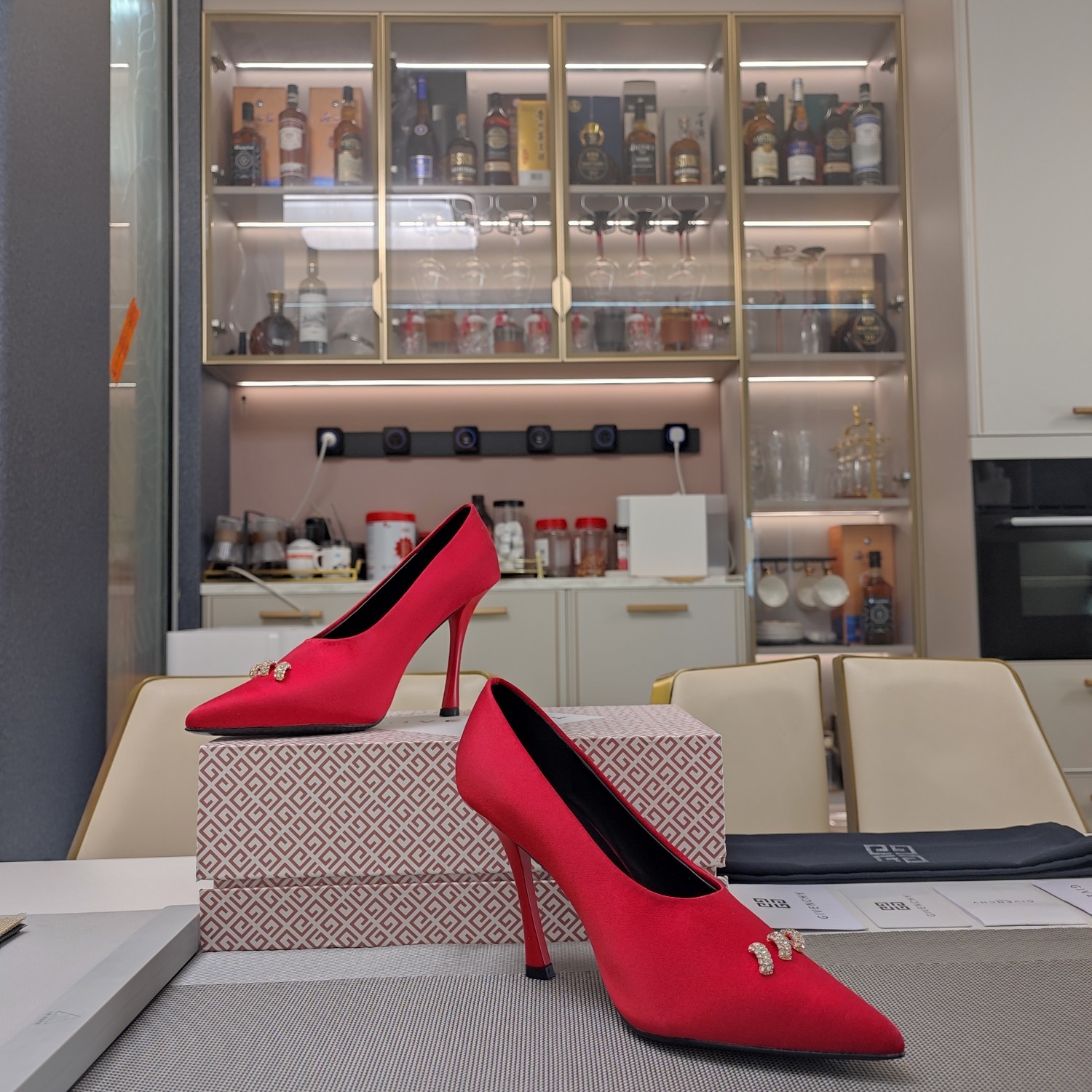 Luxurious Four-Seasons Givenchy Shoes with Gold Rings and Diamond Details - 图片 3