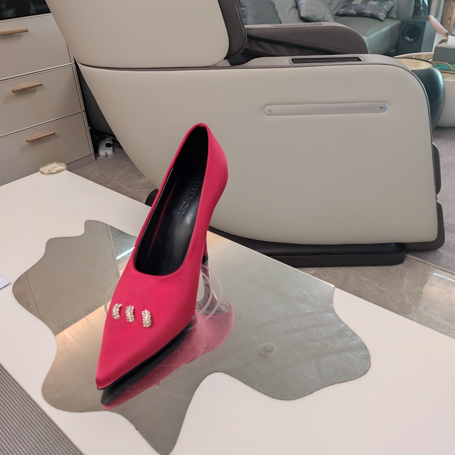 Luxurious Four-Seasons Givenchy Shoes with Gold Rings and Diamond Details - 图片 6
