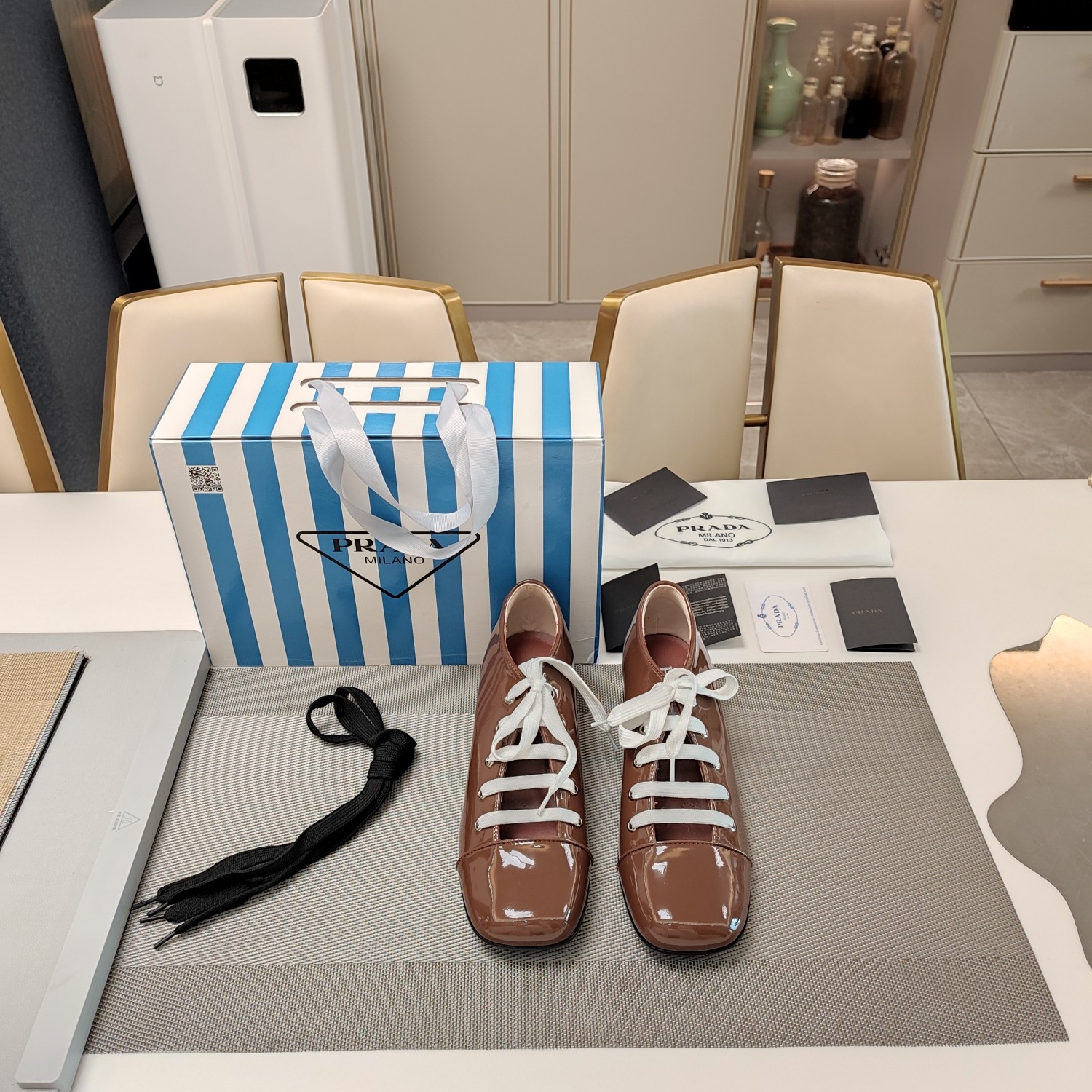 NO:260137,Campus style Mary Jane strapped single shoe series (the highest version of the top packaging) PRADA 2025s Prada spring and summer new product, (top version) strength is coming!  Campus style fashion Prada Princess Candy Style Strap Single Shoes, a must-have for girls! (Each color shoe is equipped with an extra pair of face-colored shoelaces) ——————————————————————————————— Production details Prada 2025 new round-toe Mary Zhen campus style single shoes, because of the original method of the photo, the upper method is different. A shoe must be combined with a variety of fabrics such as cowhide, patent leather, silk cloth, denim, mirror material, etc., and then designed with classic strap techniques. The cost exceeds the budget, and the material waste and scrapping rate are extremely high. Insiders can tell at a glance that the shoes, grid position, and materials are clear!  !  Major internet celebrities gathered a magical tool for planting grass, love for single shoes, from bags to shoes ~ classic design, and a little cuter price! Very rare new style. The invincible contrasting color design is not monotonous, Mary Jane's style shows long feet and high instep, and the age-reducing style is really amazing. High-end and cold, stand-up clothes, and beautiful sisters must buy it. The new contrasting color flat shoes that cannot be ignored are very modern, retro and fashionable, and have a French princess style. Super pedicure type is comfortable and easy to wear, super easy to wear with skirts, shallow-mouth design extends the visual height and slimness of the foot, barefoot or socks are super age-reducing, full of girlishness. So sweet, which color do you like? The original shoe development of the counter purchasing agent, 1 to 1 replica of the original flavor. Heel height 4.5cm, Italian three-A-level cowhide bottom  Size: 35-39 (34,40,41 42 customized) Exclusive blue striped counter member limited magnet box packaging accessories. Top layer cowhide, patent leather, silk cloth, denim, mirror material, Italian sheepskin lining. 