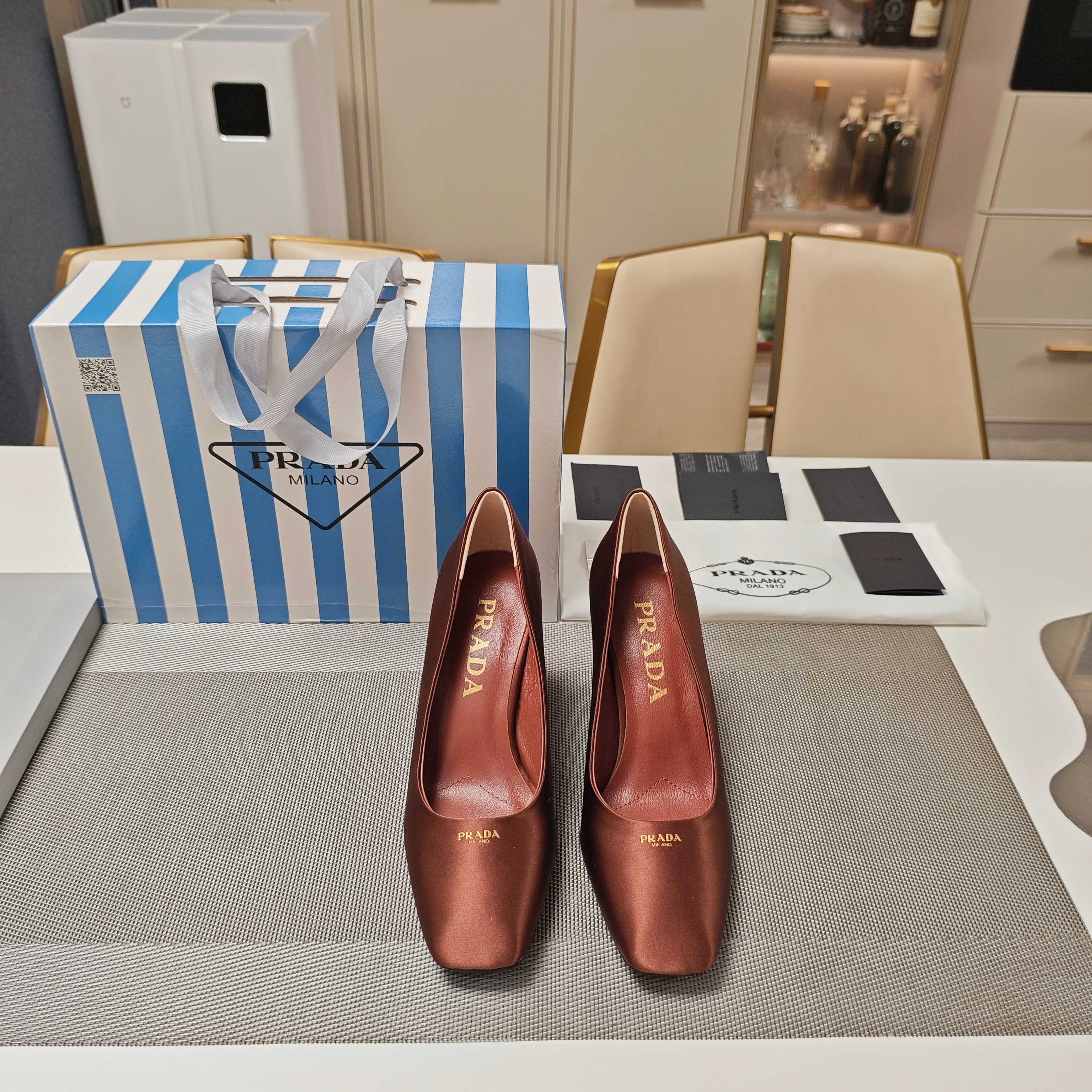 NO:260142,The diagonal three-dimensional square head series (the highest version of the top packaging) PRADA 2025s Prada spring and summer new product, (top version) strength is coming!  Retro and fashionable Prada princess style three-dimensional square toe shoes, a must-have for girls! —————————————————————————————— Production details Prada 2025 new knife-cut toe three-dimensional square toe shoes. Because of the original method, the upper is made of two expensive open-edge beaded cowhide and high-quality silk cloth, and then the classic English logo is marked with leather and hot stamping the toe. The cost is beyond the budget, and the waste and scrapping rate of materials are extremely high. Insiders can tell at a glance the shoes, grids, and materials!  !  Major internet celebrities gathered a magical tool for grass planting, and their love for single shoes, from bags to shoes~ classic design, and a little cuter price! Very rare new style. The invincible contrasting color design is not monotonous, the light mouth shows long feet and high instep. The age-reducing style is really amazing. High-end and cold, stand-up clothes, and beautiful sisters must buy it. The new contrasting color flat shoes that cannot be ignored are very modern, retro and fashionable, and have a French princess style. Super pedicure type is comfortable and easy to wear, super easy to wear with skirts, the shallow mouth design extends the visual height and slimness of the foot. It is super age-reducing and full of girlishness. It is so sweet, which color do you like? The counter purchasing original shoes, 1 to 1, replica of the original flavor. Heel height is 9.5cm, Italian three-A-level cowhide bottom  Size: 35-39 (34,40,41 42 customized) Exclusive blue striped counter member limited magnet box packaging accessories. Top layer cowhide, glossy patent leather and silk material, Italian sheepskin lining. 