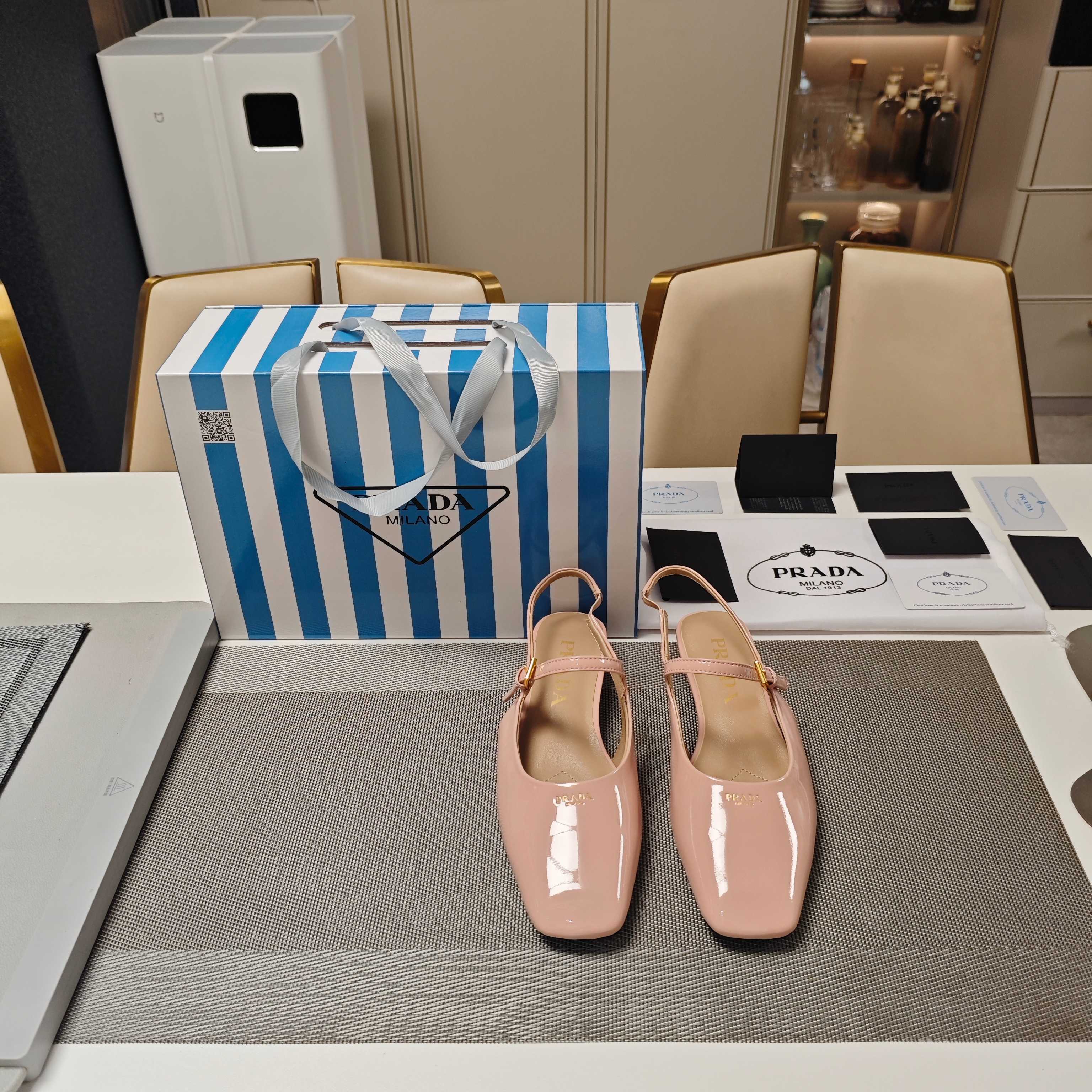 NO:260127,The diagonal three-dimensional square head series (the highest version of the top packaging) PRADA 2025s Prada spring and summer new product, (top version) strength is coming!  Retro and fashionable Prada princess style three-dimensional square toe flat-bottom sandals, a must-have for girls! ————————————————————————————————— Production details Prada 2025 new knife-cut toe three-dimensional square toe shoes. Because of the original method, the shoe fabric is super bright and soft, and the toe is stamped with classic English logo. The cost is beyond the budget, and the material waste and scrapping rate is extremely high. Insiders can tell at a glance the shoes, grids, and materials!  !  Major internet celebrities gathered a magical tool for grass planting, and their love for single shoes, from bags to shoes~ classic design, and a little cuter price! Very rare new style. The invincible contrasting color design is not monotonous, the light mouth shows long feet and high instep. The age-reducing style is really amazing. High-end and cold, stand-up clothes, and beautiful sisters must buy it. The new contrasting color flat shoes that cannot be ignored are very modern, retro and fashionable, and have a French princess style. Super pedicure type is comfortable and easy to wear, super easy to wear with skirts, the shallow mouth design extends the visual height and slimness of the foot. It is super age-reducing and full of girlishness. It is so sweet, which color do you like? The counter purchasing original shoes, 1 to 1, replica of the original flavor. Heel height flat sole 2cm, Italian three-A-level cowhide bottom  Size: 35-39 (34,40,41 42 customized) Exclusive blue striped counter member limited magnet box packaging accessories. Top layer cowhide, glossy patent leather and silk material, Italian sheepskin lining. 