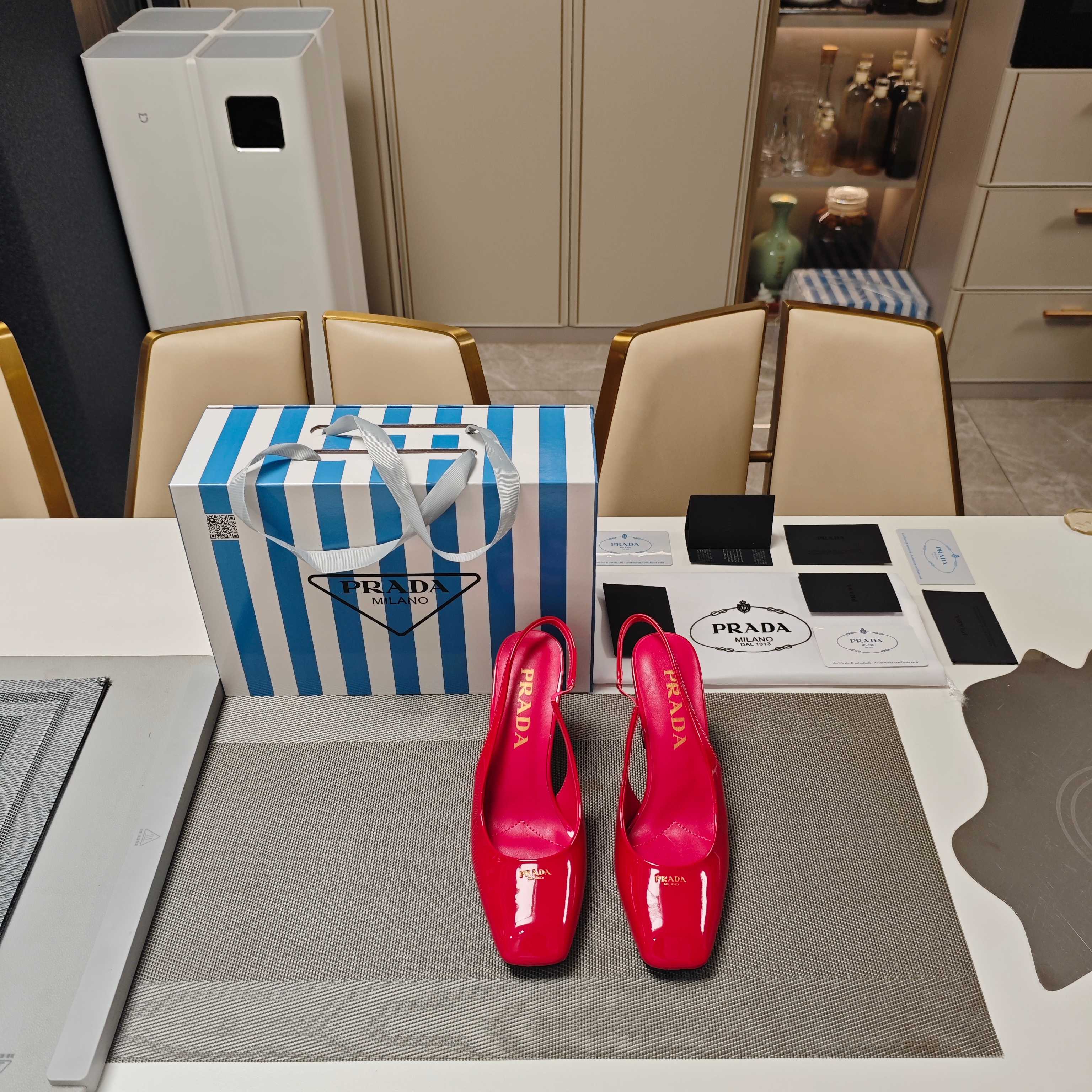 NO:260125,The diagonal three-dimensional square head series (the highest version of the top packaging) PRADA 2025s Prada spring and summer new product, (top version) strength is coming!  Retro and fashionable Prada princess style three-dimensional square toe thick high-heeled bag-toe slippers, a must-have for girls! ————————————————————————————— Production details Prada 2025 new knife-cut toe three-dimensional square toe single shoes, because of the original method, the shoe fabric is super bright and soft, and the toe is stamped with classic English logo. The cost is beyond the budget, and the material waste and scrapping rate is extremely high. Insiders can tell at a glance the shoes, grids, and materials!  !  Major internet celebrities gathered a magical tool for grass planting, and their love for single shoes, from bags to shoes~ classic design, and a little cuter price! Very rare new style. The invincible contrasting color design is not monotonous, the light mouth shows long feet and high instep. The age-reducing style is really amazing. High-end and cold, stand-up clothes, and beautiful sisters must buy it. The new contrasting color flat shoes that cannot be ignored are very modern, retro and fashionable, and have a French princess style. Super pedicure type is comfortable and easy to wear, super easy to wear with skirts, the shallow mouth design extends the visual height and slimness of the foot. It is super age-reducing and full of girlishness. It is so sweet, which color do you like? The counter purchasing original shoes, 1 to 1, replica of the original flavor. Heel height is 9.5cm, Italian three-A-level cowhide bottom  Size: 35-39 (34,40,41 42 customized) Exclusive blue striped counter member limited magnet box packaging accessories. Top layer cowhide, glossy patent leather and silk material, Italian sheepskin lining. 