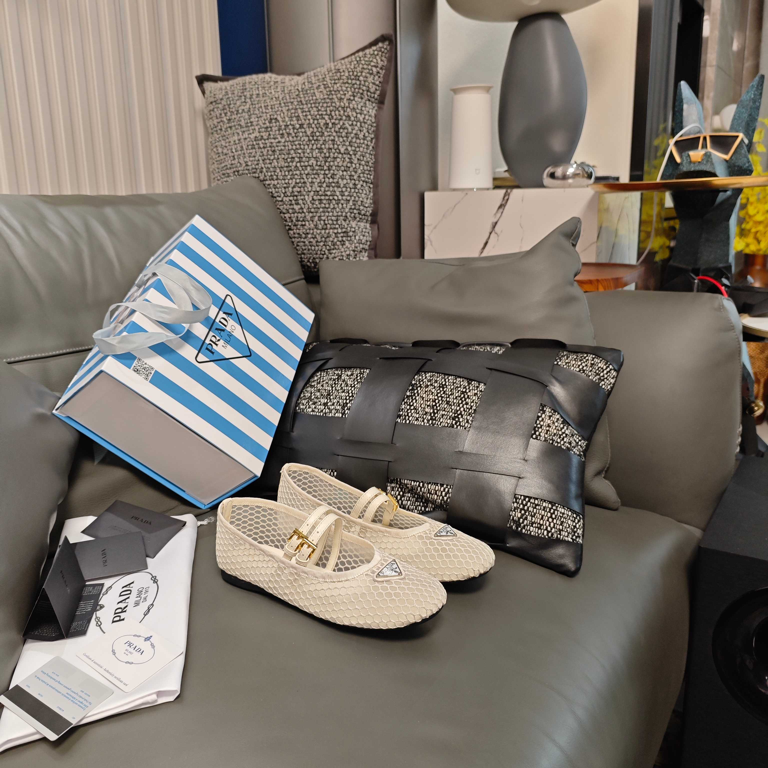 NO:260130,Flat-soled Mary Jane single shoe series (the highest version of the top packaging) PRADA 2025 Prada spring and summer new product, (top version) strength is coming!  Retro and cute Prada Princess candy style flat-sole shoes, a must-have for girls. Small round toe flat-sole shoes! . Fish mesh yarn —————————————————————————————————— Production details Prada 2025 new single and double-string light-mouthed small flat-sole shoes, but small flat-sole shoes are expensive to make because of the original method of making the uppers. An shoe requires a variety of fabric mixed sheepskin, real silk satin, cracked metal leather, fish mesh yarn, color-changing mercerized velvet, hand-pressed nails, and then a classic triangle logo metal logo buckle. The cost is beyond the budget, and the scrap rate of multiple materials is extremely high. Insiders can tell at a glance that the shoes, grids, and materials are!  !  Major internet celebrities gathered a magical tool for grass planting, and their love for flat shoes, from bags to shoes~ classic design, and a little cuter price! Very rare new style. The invincible contrasting color design is not monotonous, the light mouth shows long feet and high instep. The age-reducing style is really amazing. High-end and cold, stand-up clothes, and beautiful sisters must buy it. The new contrasting color flat shoes that cannot be ignored are very modern, retro and fashionable, and have a French princess style. Super pedicure type is comfortable and easy to wear, super easy to wear with skirts, the shallow mouth design extends the visual height and slimness of the foot. It is super age-reducing and full of girlishness. It is so sweet, which color do you like? The counter purchasing original shoes are developed, 1 to 1, replica of the original flavor. Heel height is 2cm, lightweight wear-resistant rubber forming film.  Size: 35-39 (34,40,41 42 customized) Exclusive blue striped counter member limited magnet box packaging accessories. Fabric: mixed-bred sheepskin, silk satin, cracked metal leather, fish mesh, color-changing mercerized velvet, hand-stitched sheepskin, Italian sheepskin lining and footbed. 