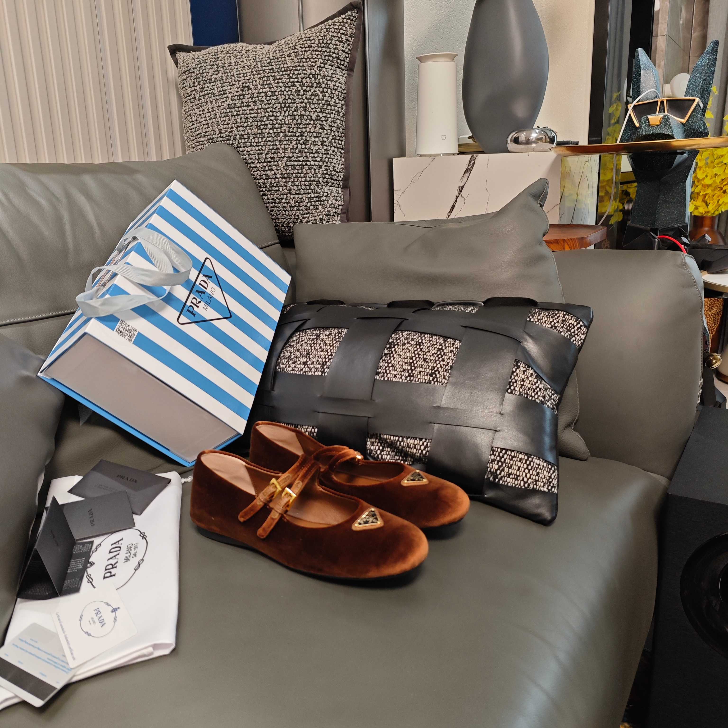 NO:260132,Flat-soled Mary Jane single shoe series (the highest version of the top packaging) PRADA 2025 Prada spring and summer new product, (top version) strength is coming!  Retro and cute Prada Princess candy style flat-sole shoes, a must-have for girls. Small round toe flat-sole shoes! . Mercerated velvet ————————————————————————————————————— Production details Prada 2025 new single and double-string light-mouthed small flat-sole shoes, but small flat-sole shoes are expensive to make because of the original method of making the uppers. An shoe requires a variety of fabric mixed sheepskin, real silk satin, burst metal leather, fish mesh yarn, color-changing velvet, hand-punched nails, and then a classic triangle logo metal logo buckle. The cost is beyond the budget, and the scrap rate of multiple materials is extremely high. Insiders can tell at a glance that the shoes, grids, and materials are!  !  Major internet celebrities gathered a magical tool for grass planting, and their love for flat shoes, from bags to shoes~ classic design, and a little cuter price! Very rare new style. The invincible contrasting color design is not monotonous, the light mouth shows long feet and high instep. The age-reducing style is really amazing. High-end and cold, stand-up clothes, and beautiful sisters must buy it. The new contrasting color flat shoes that cannot be ignored are very modern, retro and fashionable, and have a French princess style. Super pedicure type is comfortable and easy to wear, super easy to wear with skirts, the shallow mouth design extends the visual height and slimness of the foot. It is super age-reducing and full of girlishness. It is so sweet, which color do you like? The counter purchasing original shoes are developed, 1 to 1, replica of the original flavor. Heel height is 2cm, lightweight wear-resistant rubber forming film.  Size: 35-39 (34,40,41 42 customized) Exclusive blue striped counter member limited magnet box packaging accessories. Fabric: mixed-bred sheepskin, silk satin, cracked metal leather, fish mesh, color-changing mercerized velvet, hand-stitched sheepskin, Italian sheepskin lining and footbed. 