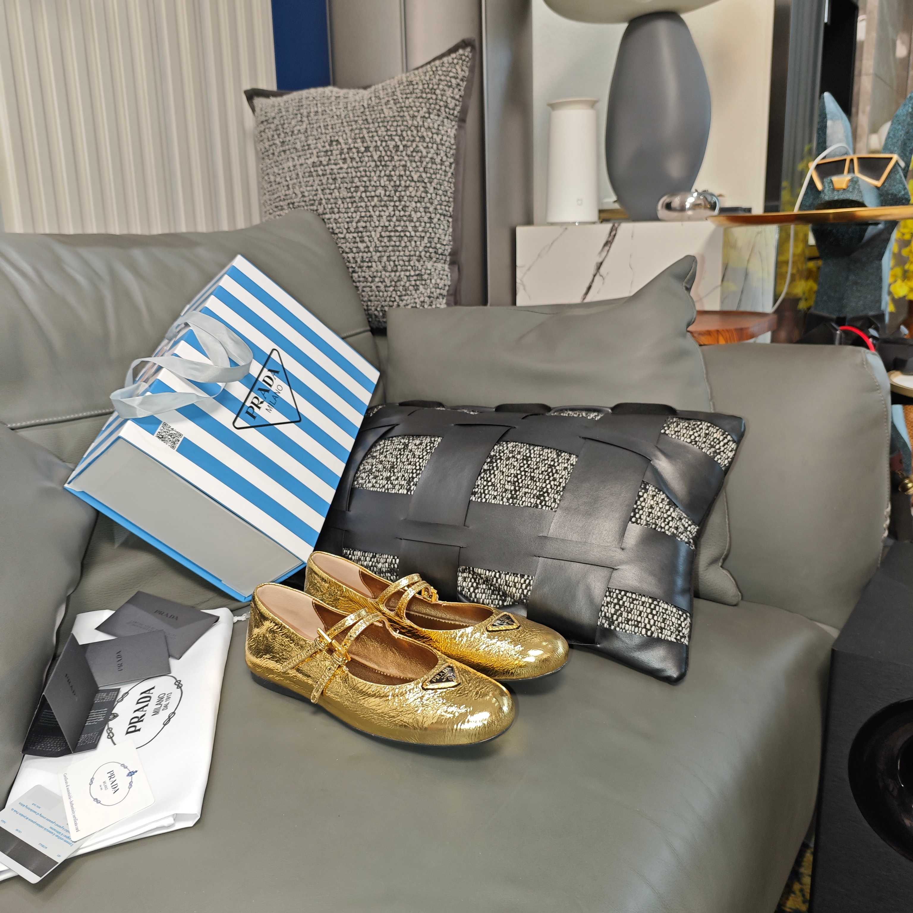 NO:260134,Flat-soled Mary Jane single shoe series (the highest version of the top packaging) PRADA 2025 Prada spring and summer new product, (top version) strength is coming!  Retro and cute Prada Princess candy style flat-sole shoes, a must-have for girls. Small round toe flat-sole shoes! . Metal burst ———————————————————————————————————— Production details Prada 2025 new single and double-string light-mouthed small flat-sole shoes, but small flat-sole shoes are expensive to make because of the original method of making the uppers. An shoe requires a variety of fabric mixed sheepskin, real silk satin, cracked metal leather, fish mesh yarn, color-changing mercerized velvet, hand-pressed nails, and then a classic triangle logo metal logo buckle. The cost is beyond the budget, and the scrap rate of multiple materials is extremely high. Insiders can tell at a glance that the shoes, grids, and materials are!  !  Major internet celebrities gathered a magical tool for grass planting, and their love for flat shoes, from bags to shoes~ classic design, and a little cuter price! Very rare new style. The invincible contrasting color design is not monotonous, the light mouth shows long feet and high instep. The age-reducing style is really amazing. High-end and cold, stand-up clothes, and beautiful sisters must buy it. The new contrasting color flat shoes that cannot be ignored are very modern, retro and fashionable, and have a French princess style. Super pedicure type is comfortable and easy to wear, super easy to wear with skirts, the shallow mouth design extends the visual height and slimness of the foot. It is super age-reducing and full of girlishness. It is so sweet, which color do you like? The counter purchasing original shoes are developed, 1 to 1, replica of the original flavor. Heel height is 2cm, lightweight wear-resistant rubber forming film.  Size: 35-39 (34,40,41 42 customized) Exclusive blue striped counter member limited magnet box packaging accessories. Fabric: mixed-bred sheepskin, silk satin, cracked metal leather, fish mesh, color-changing mercerized velvet, hand-stitched sheepskin, Italian sheepskin lining and footrest. 