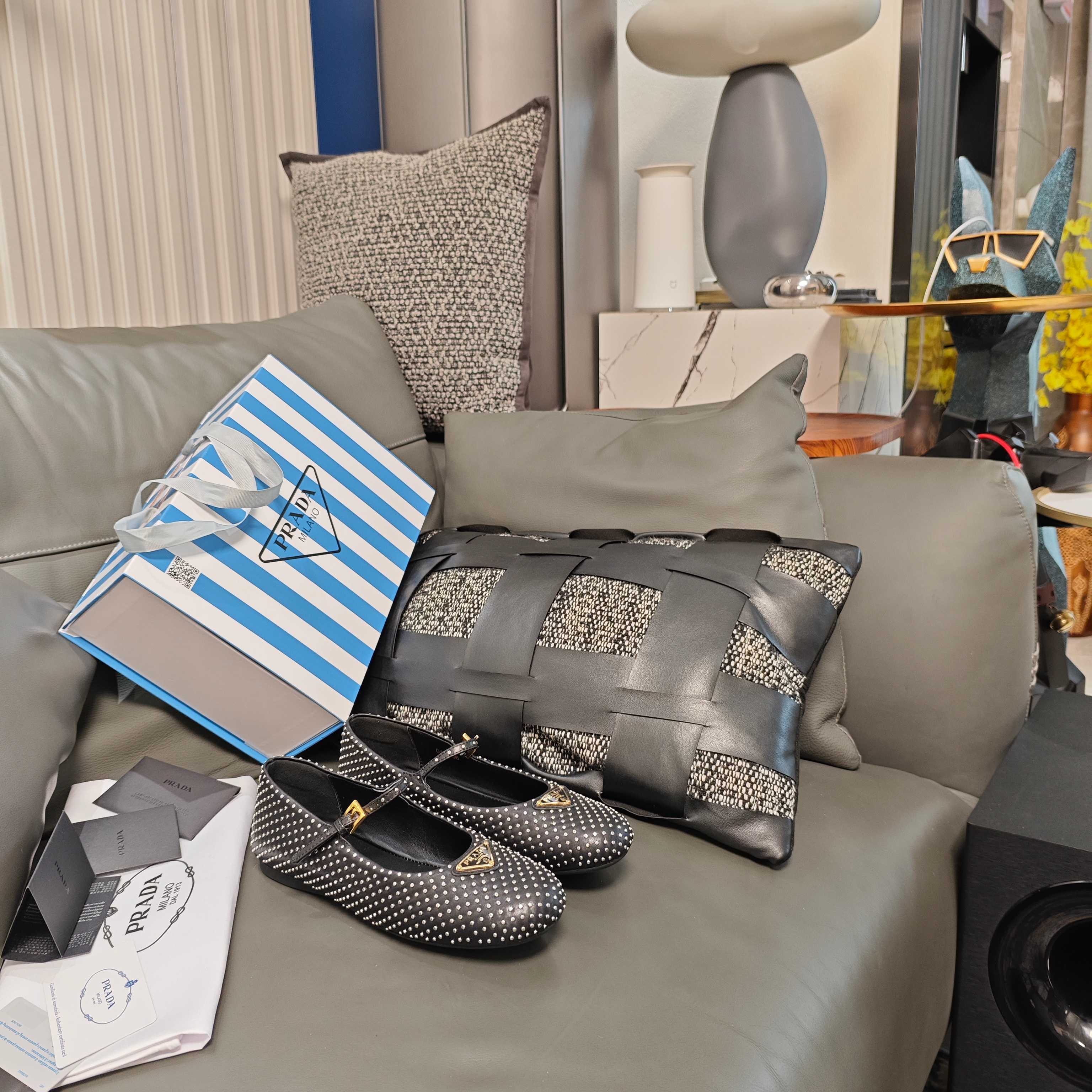 NO:260136,Flat-soled Mary Jane single shoe series (the highest version of the top packaging) PRADA spring and summer new product, (top version) strength is coming!  Retro and cute Prada Princess candy style flat-sole shoes, a must-have for girls. Small round toe flat-sole shoes! . Snail style Silk and Sheepskin ——————————————————————————————————————————————————————————————————————————————————————————————————————————————————————————————————————————————————————————————————————————————————————————————————————————————————————————————————————————————————————————————————————————————————————————————————————————————————————————————————————————————————————————————————————————————————————————————————————————————————————————————————————————————————————————————————————————————  !  Major internet celebrities gathered a magical tool for grass planting, and their love for flat shoes, from bags to shoes~ classic design, and a little cuter price! Very rare new style. The invincible contrasting color design is not monotonous, the light mouth shows long feet and high instep. The age-reducing style is really amazing. High-end and cold, stand-up clothes, and beautiful sisters must buy it. The new contrasting color flat shoes that cannot be ignored are very modern, retro and fashionable, and have a French princess style. Super pedicure type is comfortable and easy to wear, super easy to wear with skirts, the shallow mouth design extends the visual height and slimness of the foot. It is super age-reducing and full of girlishness. It is so sweet, which color do you like? The counter purchasing original shoes are developed, 1 to 1, replica of the original flavor. Heel height is 2cm, lightweight wear-resistant rubber forming film.  Size: 35-39 (34,40,41 42 customized) Exclusive blue striped counter member limited magnet box packaging accessories. Fabric: mixed-bred sheepskin, silk satin, cracked metal leather, fish mesh, color-changing mercerized velvet, hand-stitched sheepskin, Italian sheepskin lining and footbed. 