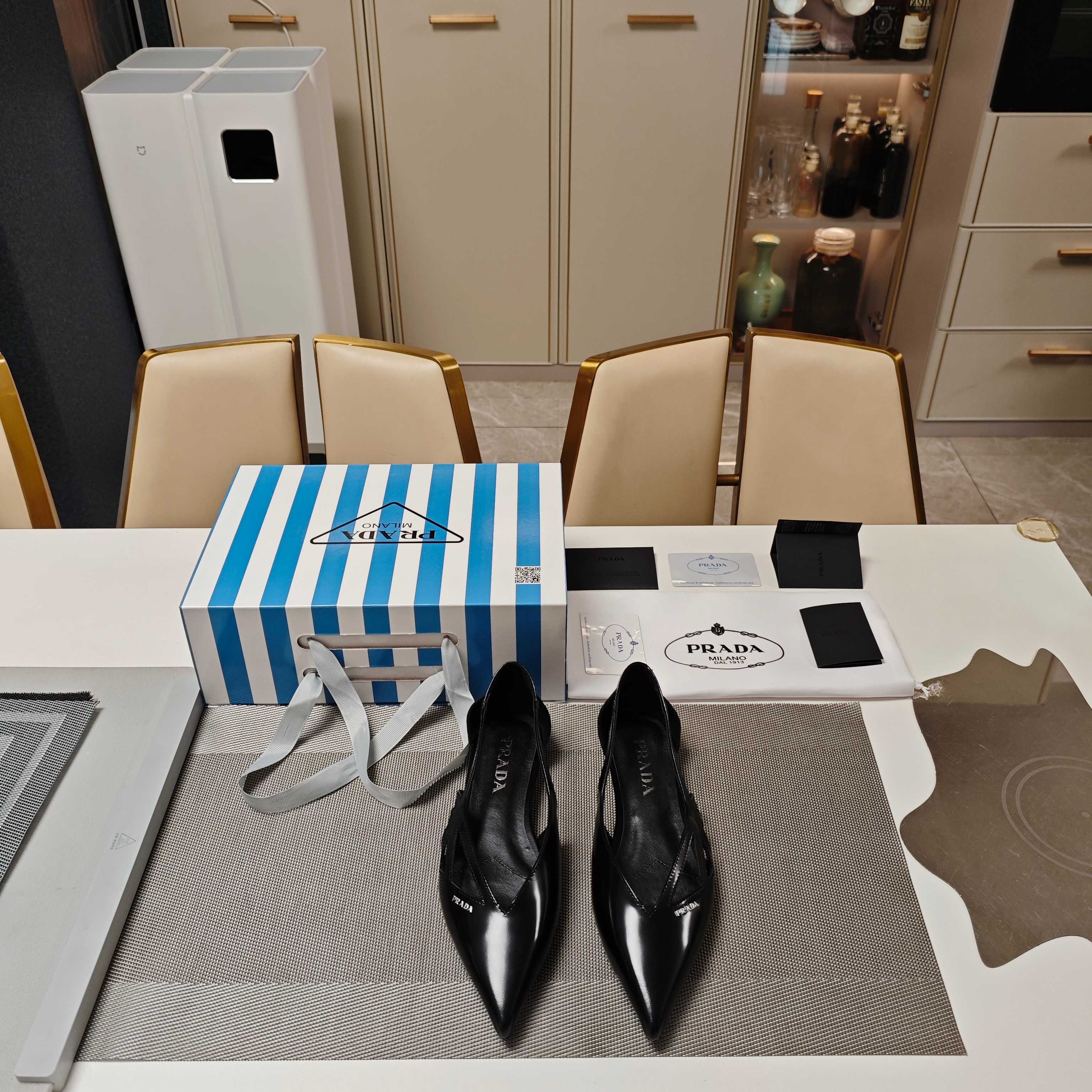 NO:403498,Hollow logo sandal series (the highest version of the top packaging) PRADA 2025s Prada spring and summer new product, (top version) strength is coming!  Prada 'Taiwan Show' will be the most popular flat-heeled kitten heel hollow sandal series. (Original top-end beaded cowhide fabric, leather bag heel + Italian leather outsole made.) ——————————————————————————————————————— Retro and fashionable Prada princess-style three-dimensional pointed sandals, a must-have for girls! This season's Prada style design is simpler than before, without deliberately pursuing the feeling of trend or sports. The overall natural, and the color is also used in various bright colors with a pointed thick heel and a strange hollow design. It looks so good. The Italian counter purchasing original shoes are developed, and the original replica is 1 to 1. The flat-heeled kitten heel and high-end genuine leather bag heel, the shape and touch are the same as the original version, and no one on the market dares to make the original material.  Production details Prada's new pointed toe toe three-dimensional sandals for 2025 are made of the original method, with expensive open-edge beaded cowhide on the upper fabric, and the classic English logo is marked with the side of the toe. The cost is beyond the budget, and the waste and scrapping rate of materials are extremely high. Insiders can tell at a glance that the shoes, grids and materials are clear!  !  Major internet celebrities gathered a magical artifact for grass planting, love for sandals, from bags to shoes, classic design, and a little cuter price! Very rare new style. The invincible contrasting color design is not monotonous, the light mouth shows long feet and high instep, and the age-reducing style is really amazing. High-end and cold, stand-up clothes, and beautiful sisters must buy it. The new contrasting color flat shoes that cannot be ignored are very modern, retro and fashionable, and have a French princess style. Super pedicure type is comfortable and easy to wear, super easy to wear with skirts, the shallow mouth design extends the visual height and slimness of the foot, and it is super age-reducing, full of girlishness. It is so sweet, which color do you like? The counter purchasing original shoes are developed, 1 to 1, replica of the original flavor. Heel height is 2cm, Italian 3 A-level cowhide soles are on sale in stock  Size: 35-39 (34,40,41 42 customized) Exclusive blue striped counter member limited magnet box packaging accessories. Open beaded cowhide material, Italian sheepskin lining and footrest. 'Multi-color, all official colors can be made', sandals, prada, prada, sandals, skirts, cowhide, sheepskin, Leather soles, socks19860909镂空标识凉鞋系列 (顶级包装配套最高版本) PRADA 2025s普拉达春夏新品,(顶级版本)实力来袭！prada“T台秀款”,订购会最火爆的平跟小猫跟镂空凉鞋系列.（原版顶级开边珠牛皮面料,真皮包鞋跟+意大利真皮大底制作.） ————————————————— 复古时尚普拉达公主风立体尖头凉鞋,少女必备! 这一季的Prada款式设计上比原来还简单了,没有刻意追求潮或者sporty的感觉,整体自然,颜色上也采用了各种鲜艳的颜色搭配一尖头粗跟加上奇异的镂空设计太好看了. 意大利专柜代购原版鞋开发,1比1照足原味复刻.平跟小猫跟、高档次真皮包跟,形状触感凹凸感和原版一致,市面上绝对无人敢做到原版材质. 制作细节Prada2025年新款尖头形鞋头立体凉鞋,因为照足原版做法,鞋面面料昂贵的开边珠牛皮,再以经典的英文标识皮烫印鞋头侧处,造价己超出预算,材料浪费与报废率超高.内行人看鞋子、格位、材料,一眼便心有分晓！！ 各大网红集结种草神器,对凉鞋的热爱,从包包到了鞋子~设计经典,价格也更可爱一点!非常难得新款. 无敌美撞色设计不单调,浅口显脚长而且脚背高也不怕,减龄款少女感真的绝了.高级冷淡,立显衣品,漂亮妹妹必备好就买.不容忽视的新款撞色平底单鞋,超洋气的不规则斜方头设计现代感十足,复古时髦,很有法式公主风情. 超级修脚型舒适好穿,超级好搭配裙子,浅口设计延长脚面线条视觉显高显瘦,光脚或者搭配袜子穿都超级减龄,少女感满满.太心水了,你喜欢哪个颜色呢? 专柜代购原版鞋开发,1比1照足原味复刻. 跟高2cm,意大利三A级牛皮底 现货发售 Size: 35-39（34,40,41 42订做） 独家蓝色条纹专柜会员限量磁铁盒包装配件. 开边珠牛皮材料,意大利羊皮内里与垫脚. “多色系,官方所有颜色均可制作”,凉鞋,prada,prada,sandals,skirts,cowhide,sheepskin,Leather soles,socks,Women's Shoes