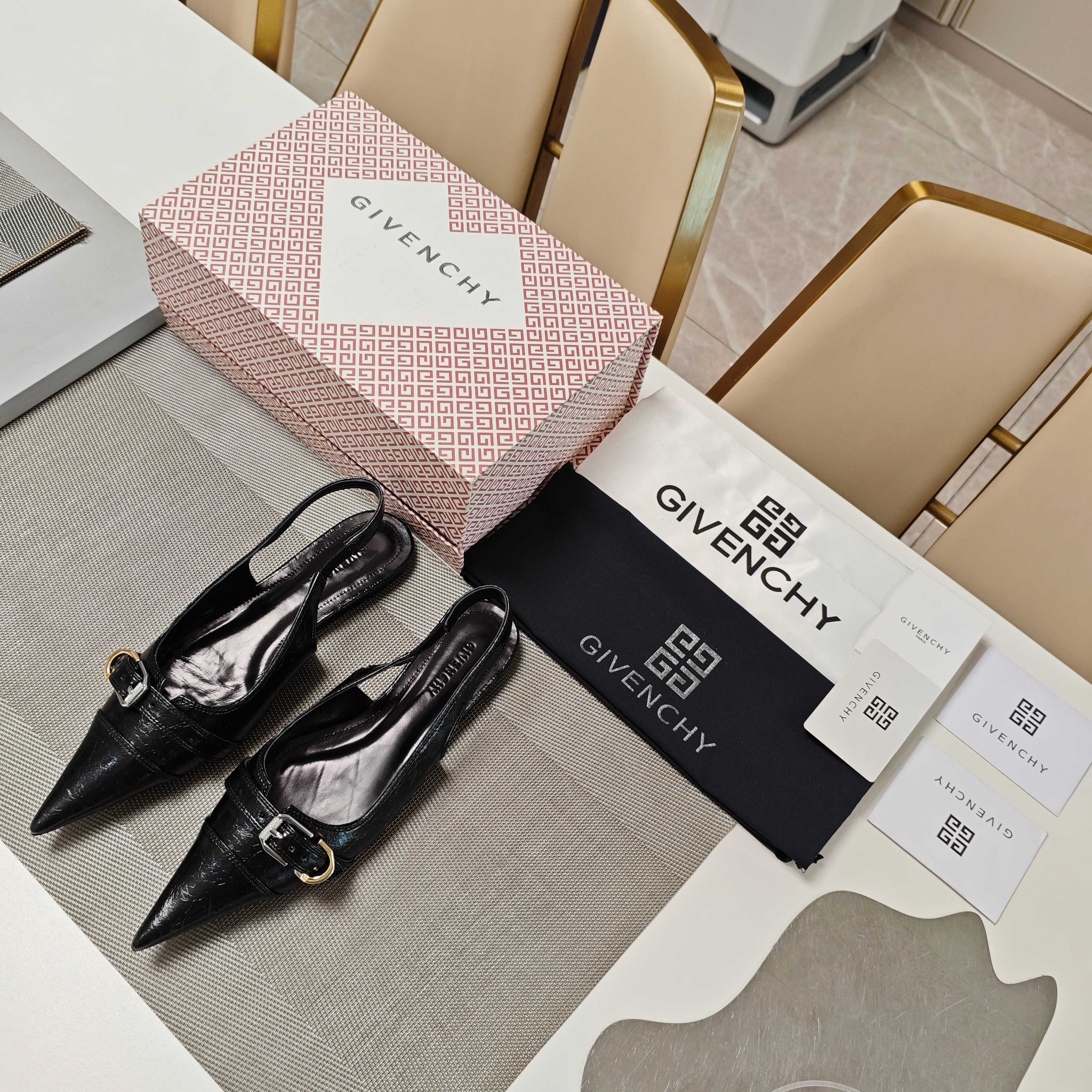 “Givenchy 2025 Autumn Slipper Collection: Metal-Buttoned Comfort Fashion Shoes” - 图片 3