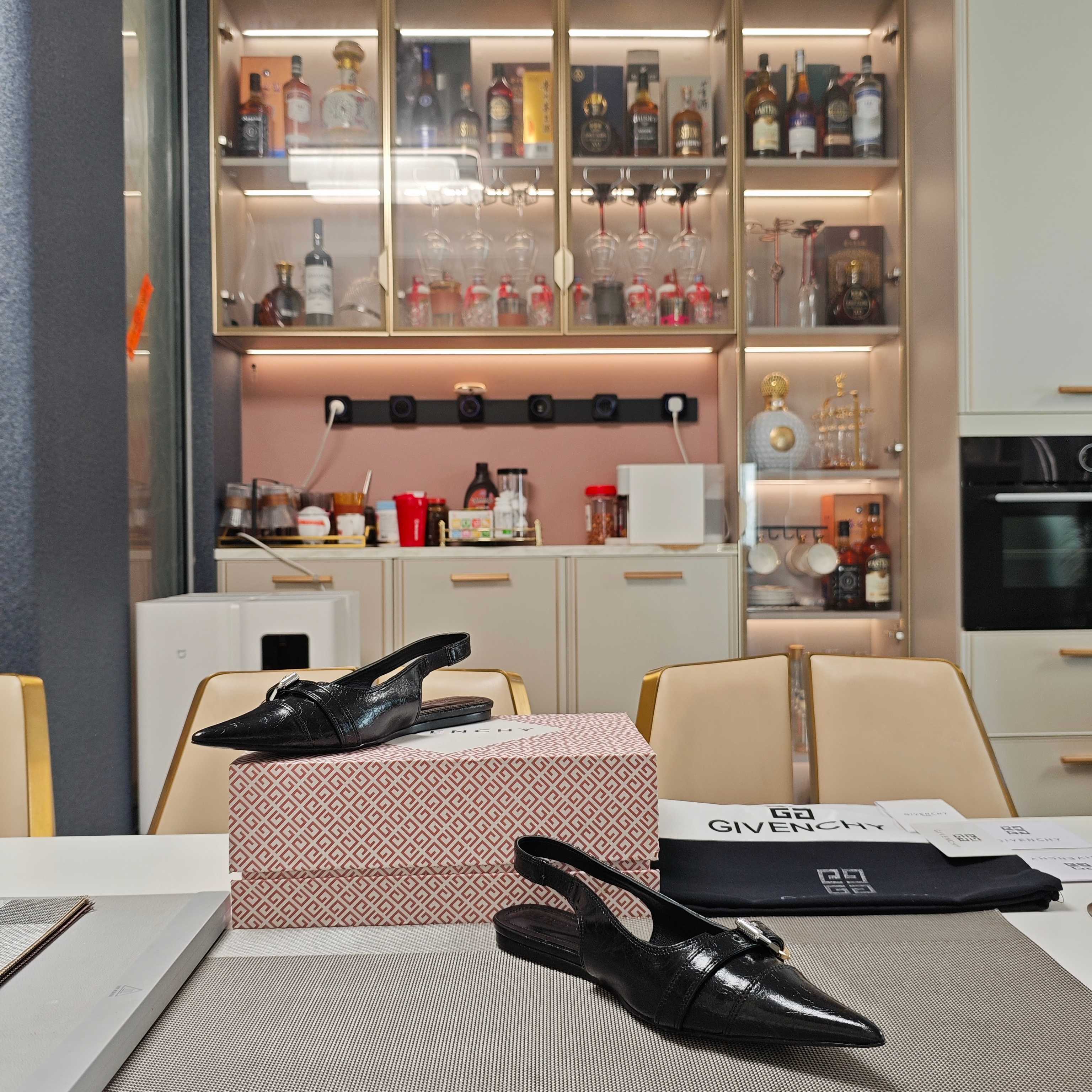 “Givenchy 2025 Autumn Slipper Collection: Metal-Buttoned Comfort Fashion Shoes” - 图片 4