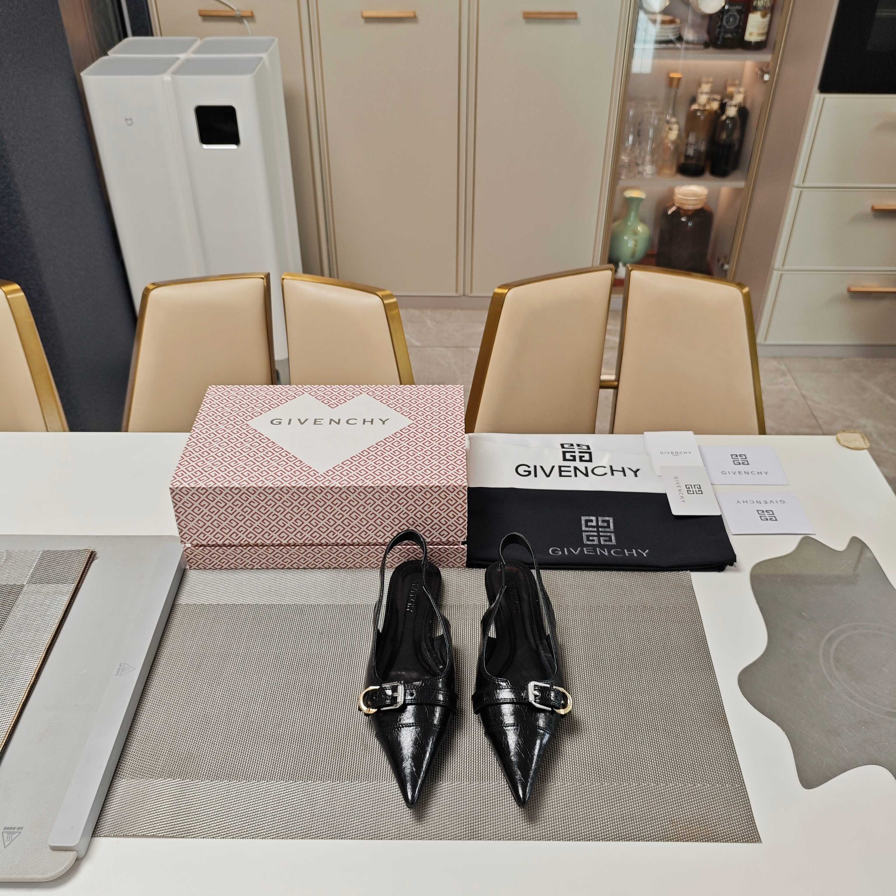 “Givenchy 2025 Autumn Slipper Collection: Metal-Buttoned Comfort Fashion Shoes” - 图片 2