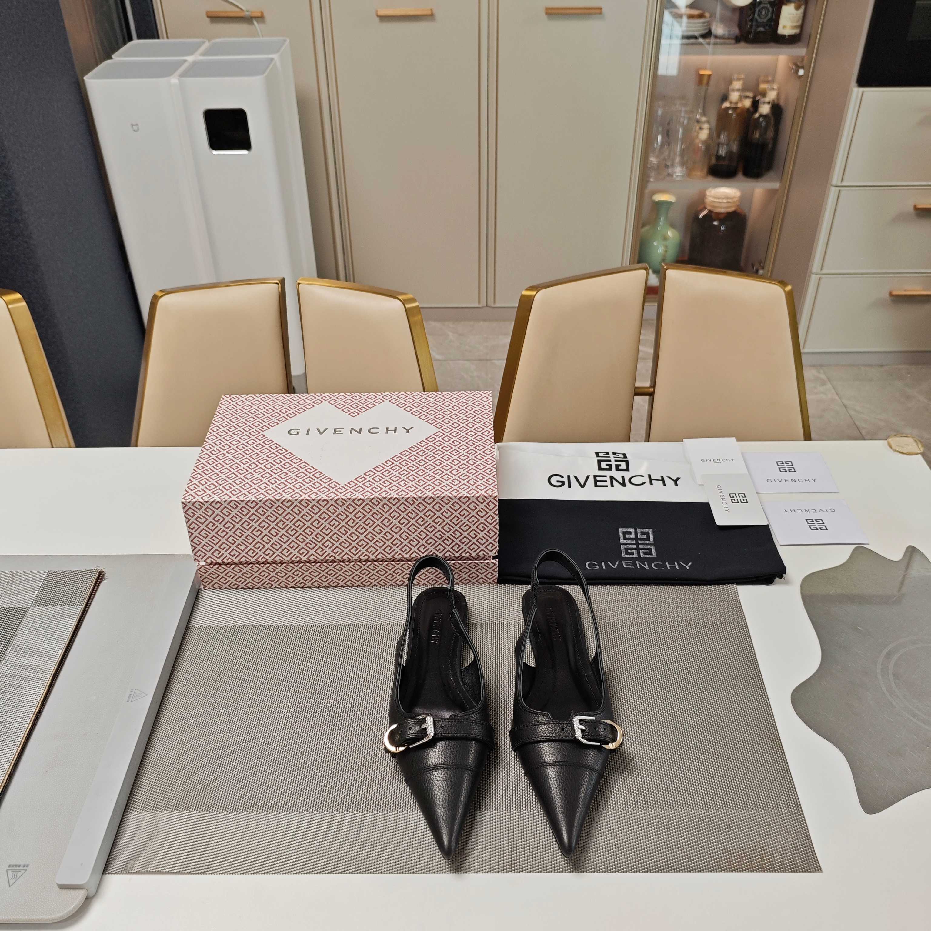 “Givenchy 2025 Autumn Collection: Metal-Embellished Slipper Series for the New Generation” - 图片 2