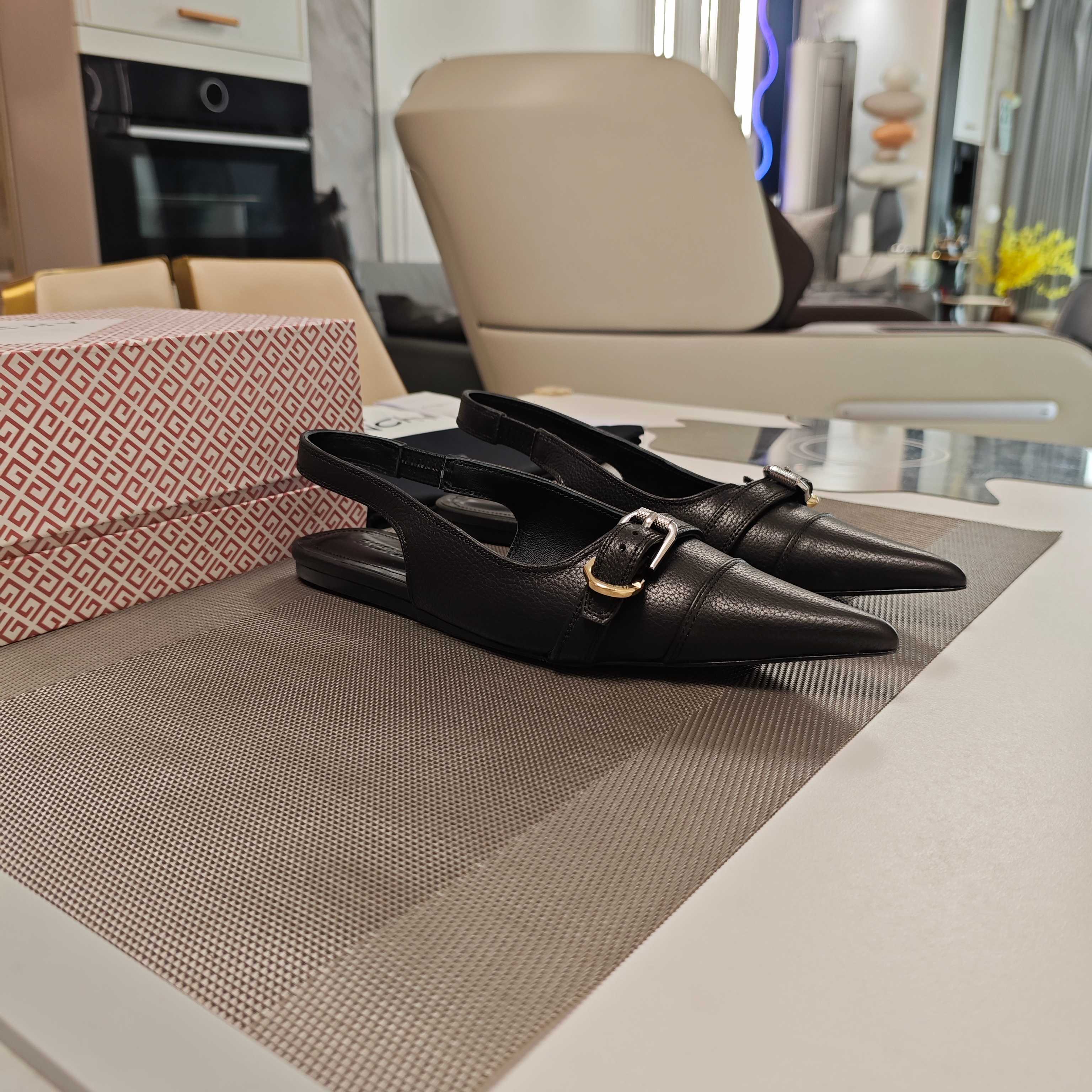 “Givenchy 2025 Autumn Collection: Metal-Embellished Slipper Series for the New Generation”