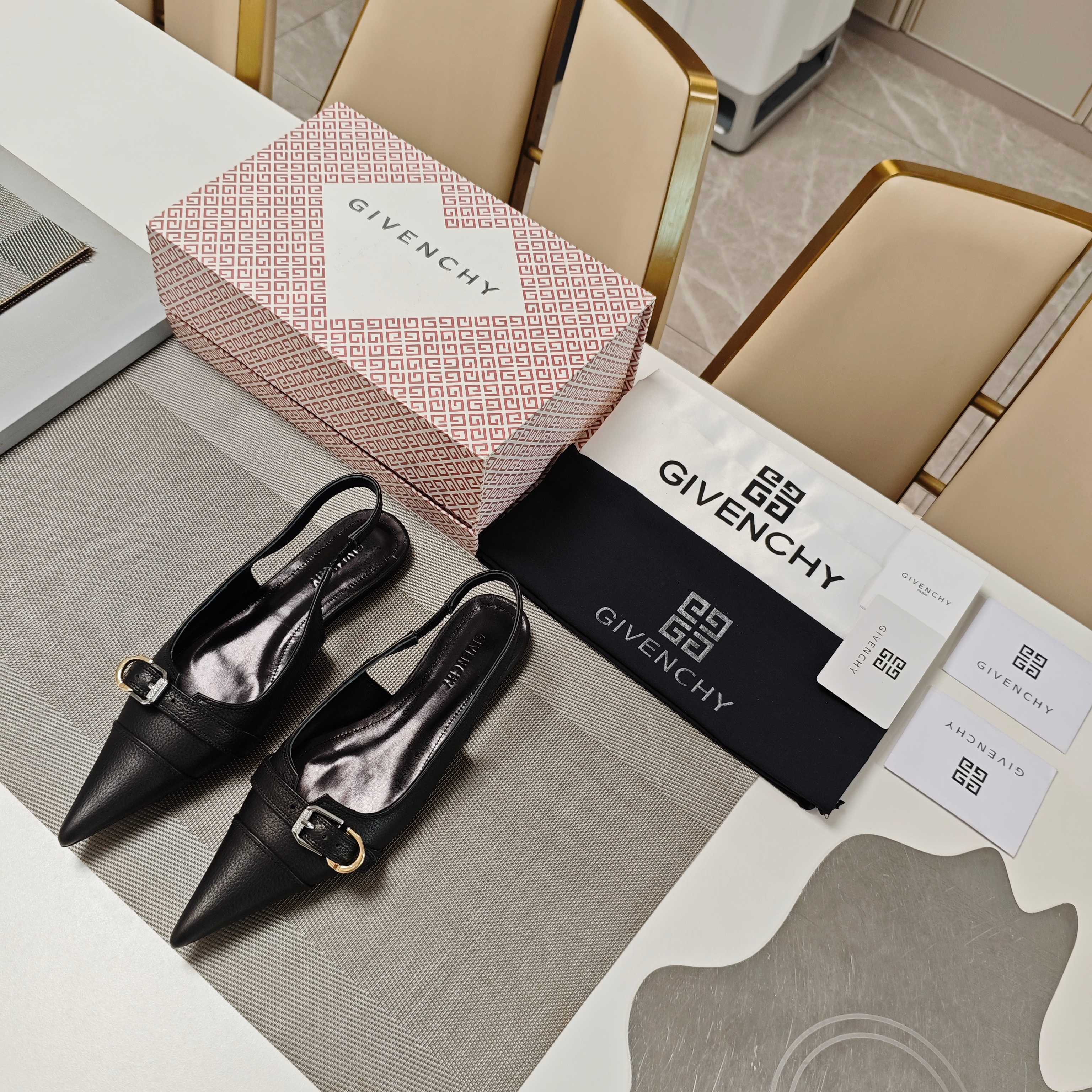 “Givenchy 2025 Autumn Collection: Metal-Embellished Slipper Series for the New Generation” - 图片 3