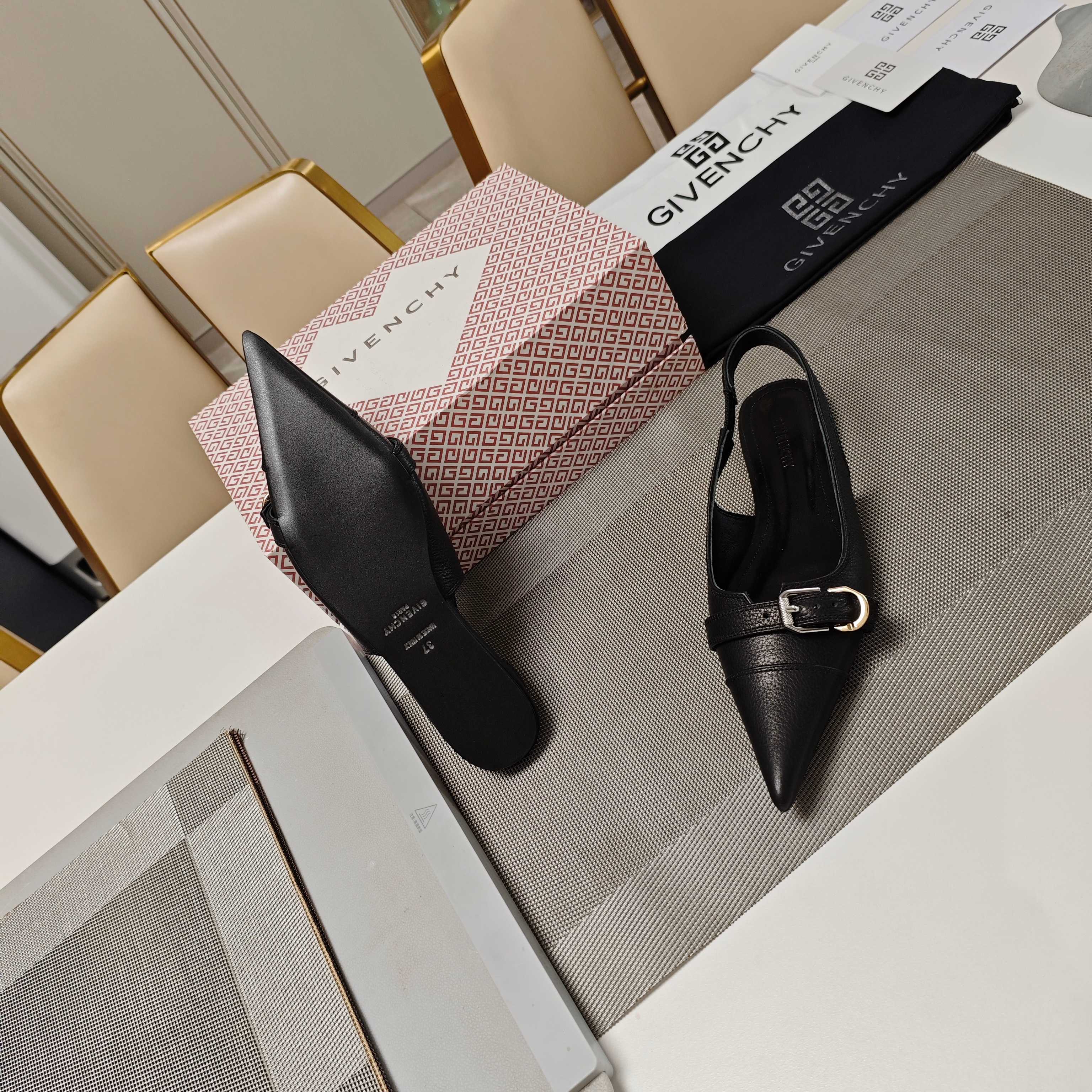 “Givenchy 2025 Autumn Collection: Metal-Embellished Slipper Series for the New Generation” - 图片 8