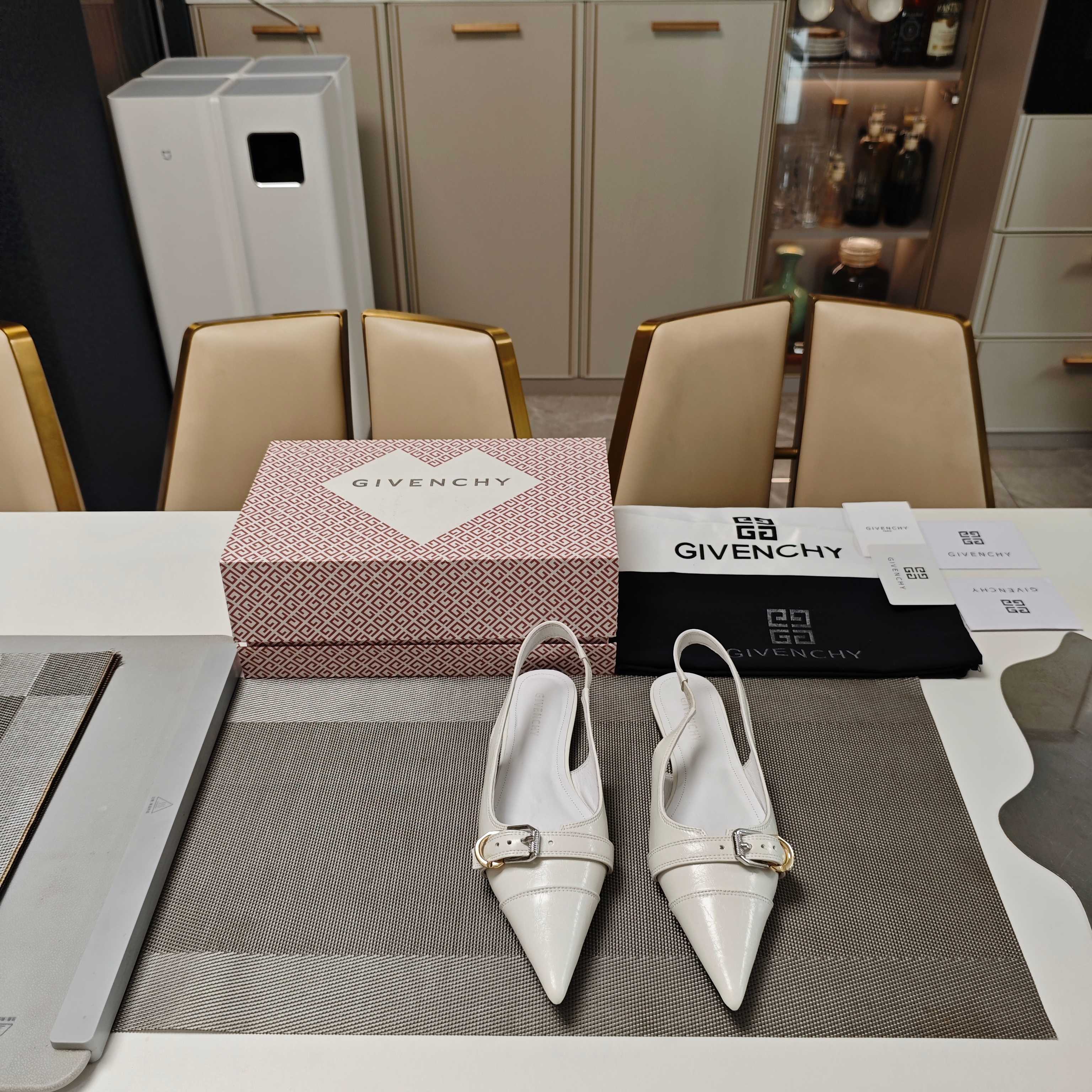“Givenchy 2025 Autumn Slipper Collection: Metal-Embellished Comfort Fashion Shoes” - 图片 2