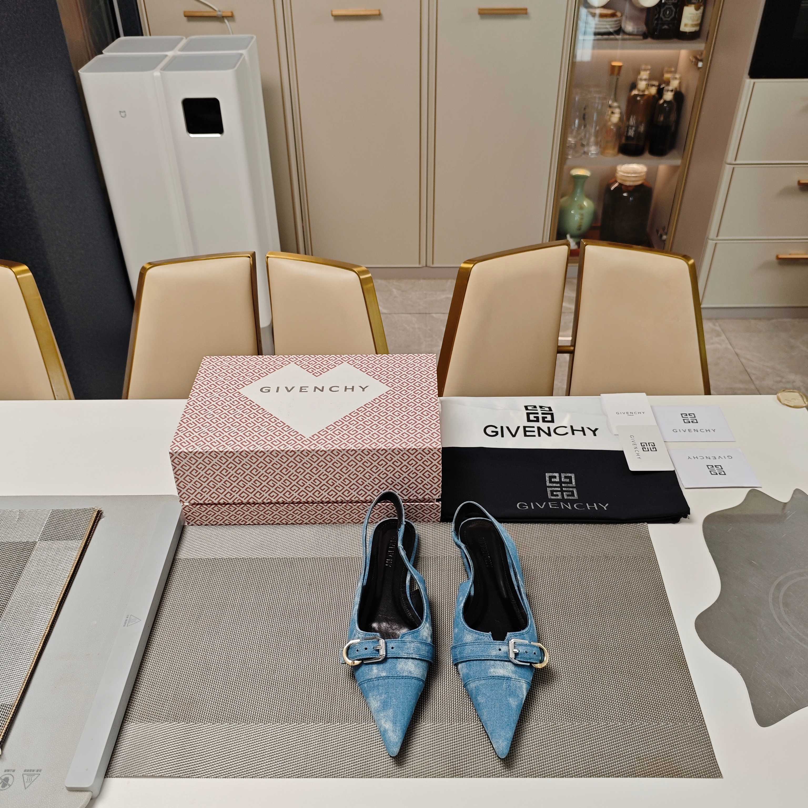 NO:261668,Givenchy (the latest official packaging package, 25-year G-patterned pink love magnet box package) GIVENCHY2025 Givenchy summer and autumn hit. The fashion originator created the world, forged for love! 25 years of show promotional style slipper series. 