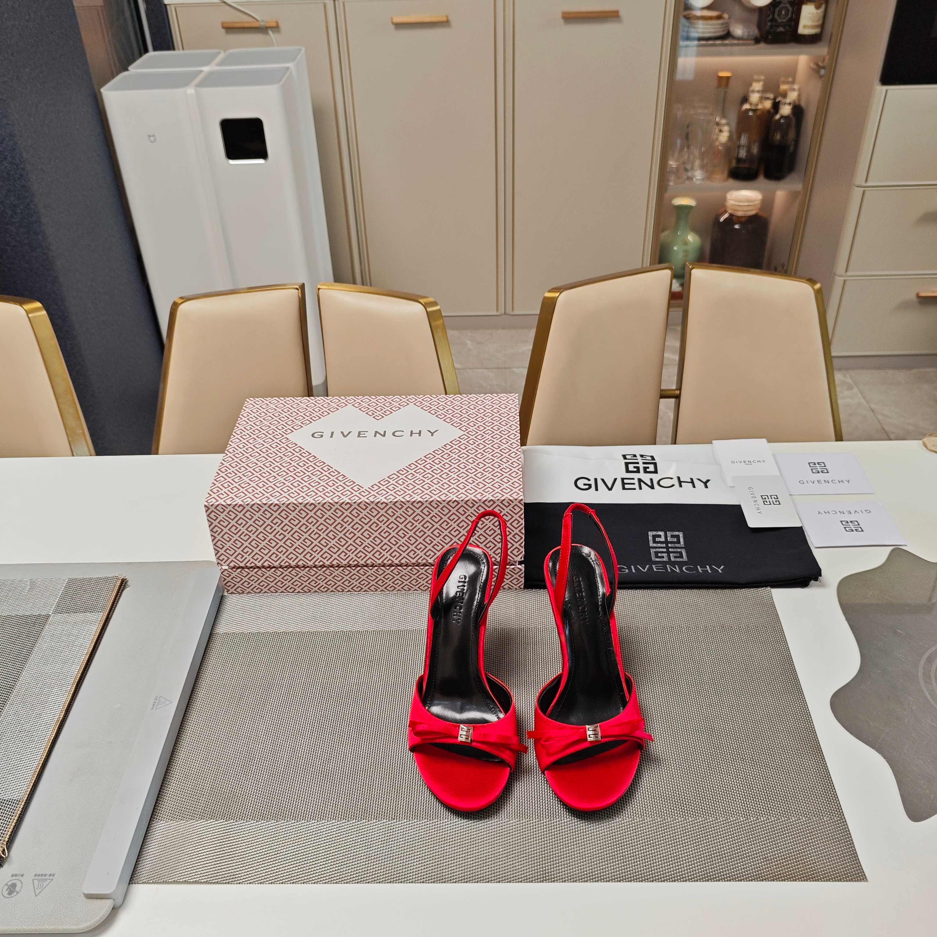 NO:261666,Givenchy (the latest official packaging package, 25-year G-patterned pink love magnet box package) GIVENCHY5 Givenchy summer and autumn hit. The creation of the fashion originator, forged for love! The 25-year show mainly promotes creative slanted heels and strange slim high heels pointed slipper series. 