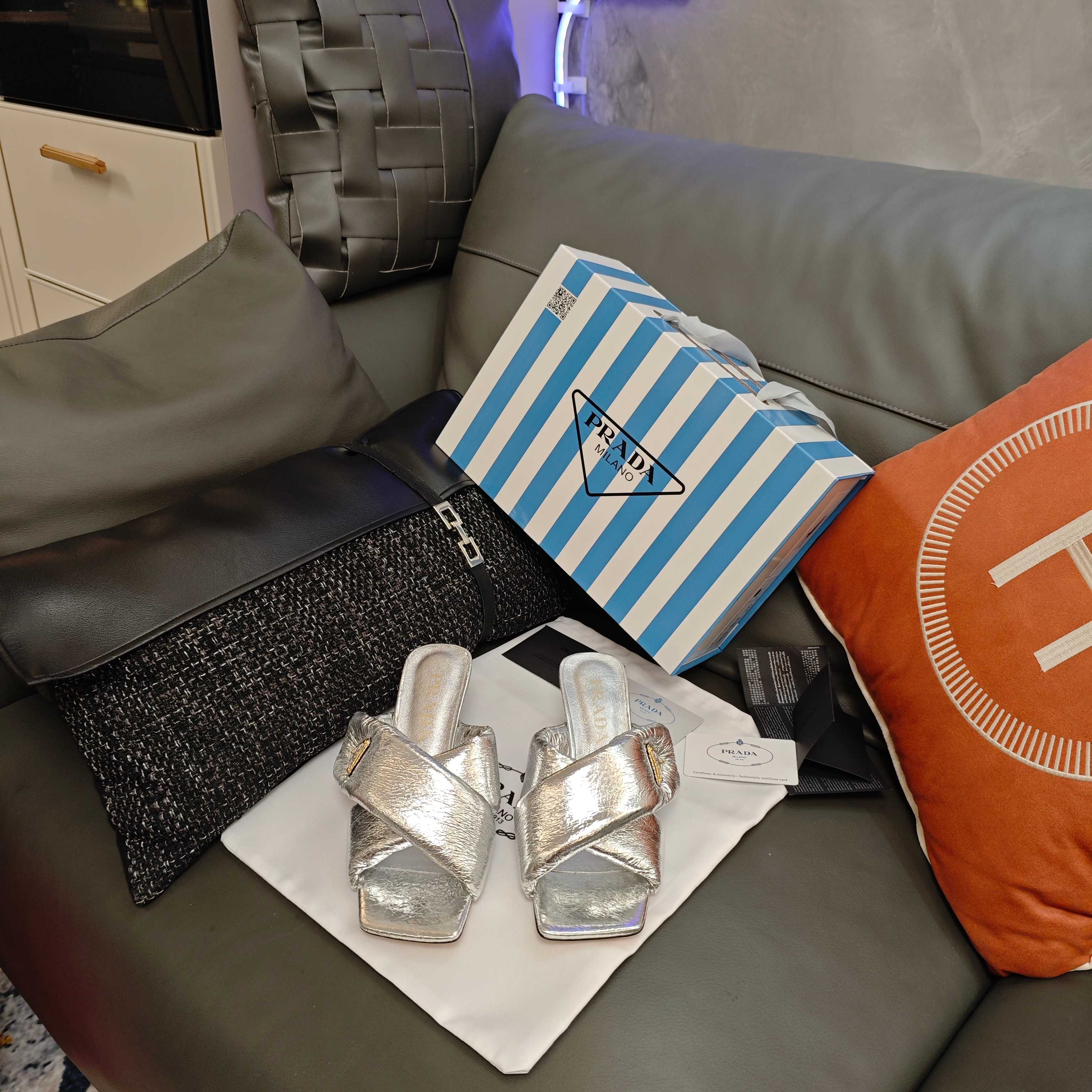 NO:403486,The latest macaron series in 2025 (the highest version of top packaging) PRADA 2025 Prada Spring The latest and super explosive series of stuffed down low heel cool products. (The difference between the top original version: look at the thickness of the original thick heel and the thickness of the filling velvet.) New products in spring and summer, (the top version) strength is coming!  Prada Glow limited-time store is very shiny item. Filled velvet Velcro upper sandals. Italian counter purchasing original shoes developed. Filled velvet technology, super soft and comfortable, 1 to 1 original replica, simple and portable design, lift the feet and wear it. Is it too comfortable? ———————————————————————————————————————————————————————————————————————————————————————————————————————————————————————————————————————————————————————————————————————————————  Fashionable and versatile nice items, all kinds of beauties have stood firm, and the exclusive new one is available!  Sisters who like to wear short heels will look at it. The 5cm symmetrical and inverted three-dimensional short cone heels will definitely make your steps light, not tired, and keep your feet steady and relaxed!  Knife cut-shaped small square-toe sandals, same style as internet celebrities from all walks of life, fashionable and versatile nice items, Italian counter purchasing original shoes, 1 to 1 replica of original flavor, fabric is made of ultra-thin and soft sheepskin material with the latest official original small triangle logo logo classic metal buckle, triangle logo touch is the same as the original. 65% big goose feather + 35% cotton fiber, perfectly increasing the soft and delicate elasticity of the shoes. Heel height is 5cm. Size: 35-39 (34, 40, 41, 42, 43 customized) Exclusive blue striped counter member limited magnet box packaging accessories. Macaron 5 colors. Italian imported sheepskin upper, lambskin inner and footbed., high heel slippers, prada, prada, sandals, high  heels,slippers,down jacket,sheepskin198609092025最新马卡龙系列 (顶级包装配套最高版本) PRADA 2025普拉达春季 最新款且超级爆系列填充羽绒矮跟凉爆品.（顶级原版区分:看原版粗鞋跟以及填充绒的厚度.） 春夏新品,(顶级版本)实力来袭！Prada Glow限时店很闪亮的单品 填充绒魔术贴鞋面凉鞋意大利专柜代购原版鞋开发,填充绒工艺,超级柔软舒适,1比1照足原味复刻,简约便携设计,提脚便穿,太舒服了有没有 ————————————————— 专柜马卡龙色系,太耀眼了,各大网红明星同款方头三角扣（魔术贴羽绒凉鞋）！时髦百搭nice单品,各路美女站稳了,独家上新啦！喜欢穿矮跟的姐姐们看过来,5cm对称且成倒立的立体矮锥跟,绝对让脚步轻盈,百分百不累脚,上脚稳稳的轻松！ 刀切形小方头凉鞋,各界网红同款,时髦百搭nice单品,意大利专柜代购原版鞋开发,1比1照足原味复刻,面料采用超薄柔软的绵羊皮材料搭配最新官方原版小个三角标Logo经典金属饰扣,三角标触感凹凸感和原版一致.百分之65大鹅羽+百分之35棉制纤维,完美加大鞋子柔软细腻弹性. 跟高小矮跟5cm. 现货发售 Size: 35-39（34,40,41,42 ,43订做） 独家蓝色条纹专柜会员限量磁铁盒包装配件. 马卡龙5色齐. 意大利进口绵羊皮做鞋面,小羊皮内和垫脚.,高跟鞋拖鞋,prada,prada,sandals,high heels,slippers,down jacket,sheepskin,Women's Shoes