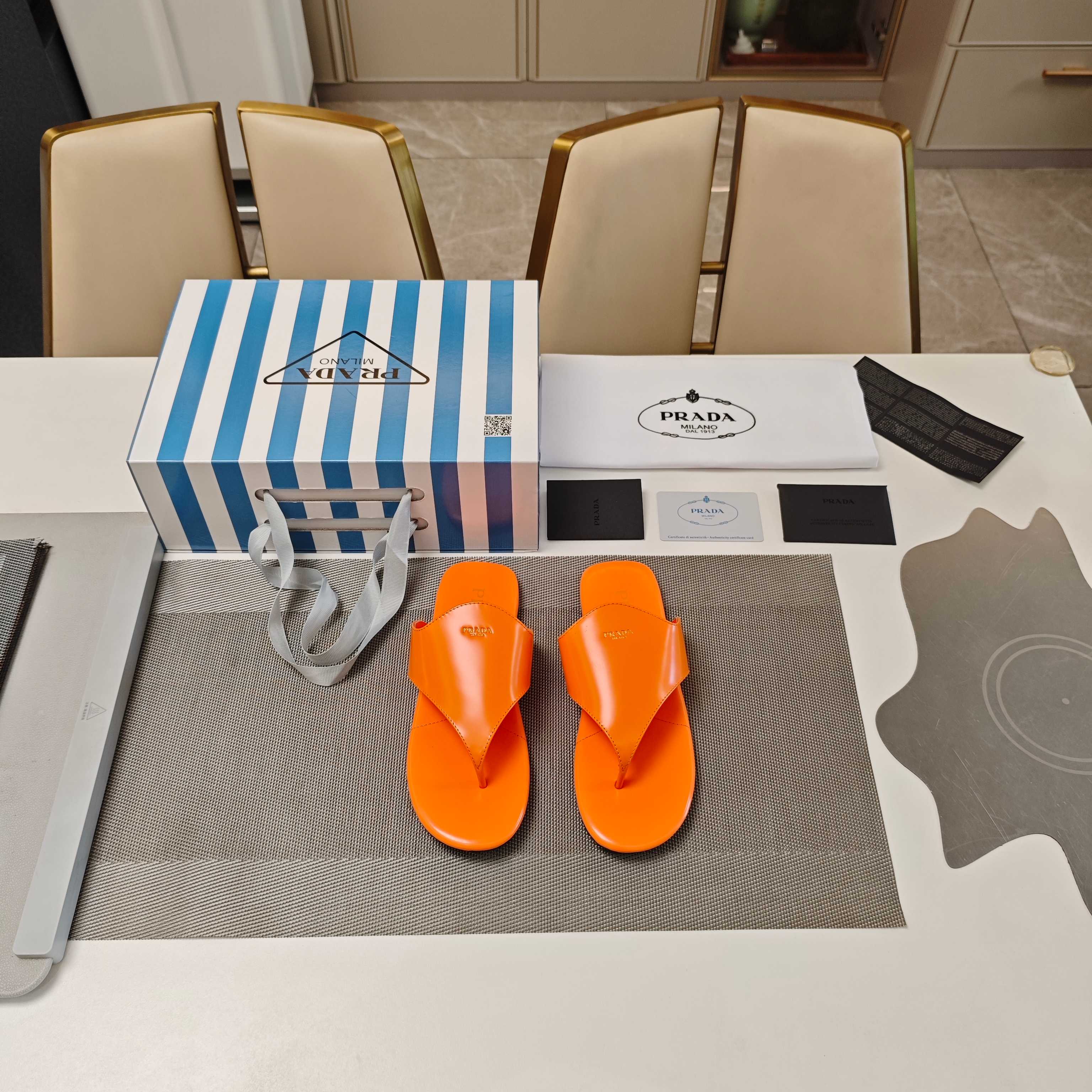 NO:403478,Casual style series of foot sandals (the highest version of the top packaging) PRADA 2025 Prada's latest fixed flat foot sandals. The most popular semi-circular casual flat bottom cool series. ——————————————————————————————— 2025S PRADA's new autumn style is beautiful and crying. It's popular in all kinds of internet celebrities, which awakens the imagination of skirts, corset bones and bra curves, and is extremely streamlined~ Super explosive series of products, (top version) is coming!  'The original beaded beaded leather looks simple but is actually very difficult to make, and the setting is extremely difficult. The production process is easy to scrap, super waste, the original toe shape last + classic English letter logo) is a high-end product comparison. The oval toe and small flat sole complement each other toe and add temperament and good comfort to outline the slender lines of the legs and have good wrapping! The Italian counter purchasing original shoes are developed, and the original flavor is reproduced 1 to 1. The Prada style design of this season is simpler than before. There is no deliberate pursuit of trendy or sports feeling. The overall natural, and the color is also bright in color, which is so beautiful! Let the spring and summer styles be launched to the same look, and different styles are displayed through 2cm flat-bottomed different makeup and hair and body shapes!  This season's Prada style design is simpler than before. It does not deliberately pursue trend or sports feeling. The overall nature is also natural. The color is also made of various bright colors with a pointed heel. It looks so beautiful. It is made of Italian craftsmanship, with absolute solid weight. Flat sole 2cm on sale Size: 35-39 (34,40 41 42 customized) Exclusive blue striped counter member limited magnet box packaging accessories. Open side beads + sheepskin inside + oily patent leather bag midsole. 'Multi-color, all official colors can be made'., split-toe shoes, prada, prada, sandals, skirts, cowhide, sheepskin19860909休闲风系列夹脚凉鞋 (顶级包装配套最高版本) PRADA 2025普拉达最新定形平底夹脚凉鞋.最火爆的半圆休闲平底凉系列.  ————————————————— 2025S PRADA秋季新款好看哭了,各路网红名媛种草爆款,唤醒对裙裾、束身衣骨撑和胸衣曲线的想象,精简至极~超级爆系列爆品,(顶级版本)实力来袭！“原版开边珠牛皮看似简单实则制作难度非凡,定形难度要求极高,制作过程易报废,超级废料,原版鞋头形状楦条+经典英文字母标识）是不是高端货对比细节便知分晓. 椭圆鞋头与小平底相得益彰增添的气质与良好的舒适性勾勒出腿部纤细的线条同时又具有很好的包裹性！ 意大利专柜代购原版鞋开发,1比1照足原味复刻. 这一季的Prada款式设计上比原来还简单了,没有刻意追求潮或者sporty的感觉,整体自然,颜色上也采用明亮的颜色搭配,太好看了！让春夏款上市同样演变相同的look,通过2cm成形平底的不同的妆发及体型去展示不同的款式的风格！ 这一季的Prada款式设计上比原来还简单了,没有刻意追求潮或者sporty的感觉,整体自然,颜色上也采用了各种鲜艳的颜色搭配一尖头大坡跟太好看了. 意大利工艺中大底制作,绝对的结实份量. 平底2cm 现货发售 Size: 35-39（34,40 41 42订做） 独家蓝色条纹专柜会员限量磁铁盒包装配件. 开边珠+羊皮内裡+ 油亮漆皮包中底. “多色系,官方所有颜色均可制作”.,分趾鞋,prada,prada,sandals,skirts,cowhide,sheepskin,Women's Shoes