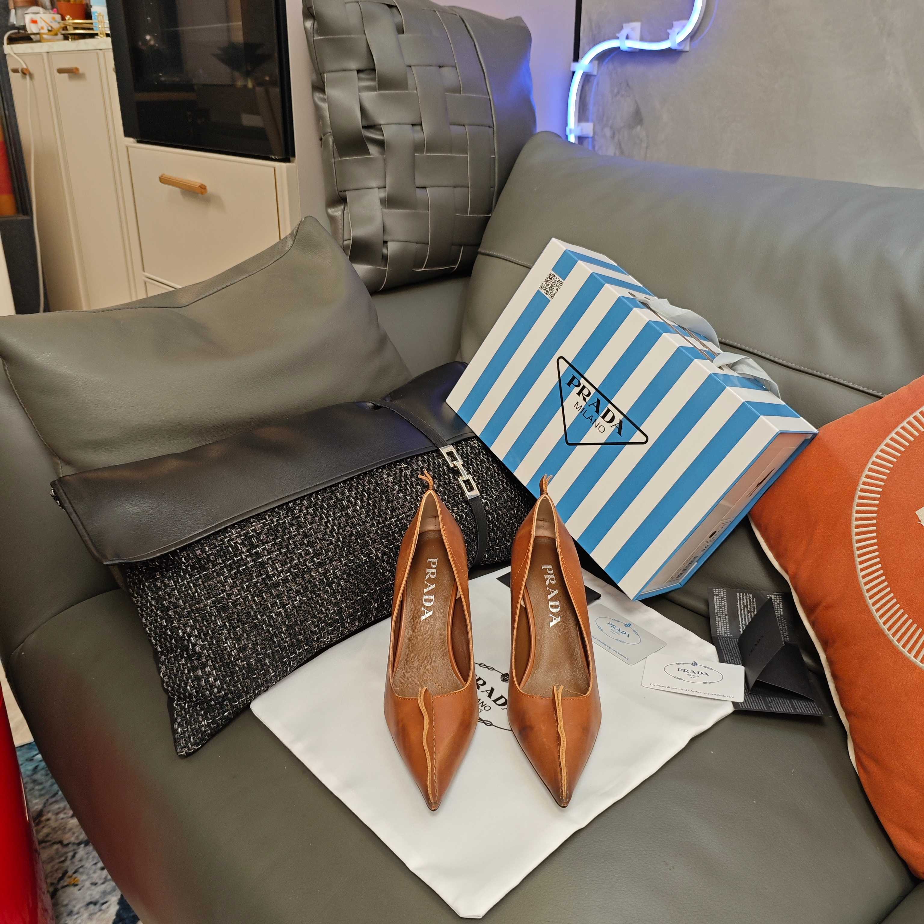 NO:403463,The 25th autumn catwalk show is used for the 'official unique semi-finished product' Muller single shoes sandal series (the highest version of the top packaging) PRADA 5 new product, (top version) strength is coming!  prada25 'Tele Show Style' mainly promotes hot-selling styles, and the Muller series of four-season shoes made of old-skinned polished wax leather. The two high-heeled pointed-toe shoes are uniformly priced. The high-quality old-skinned polished color effect is made with a complete series of simple light plates and string belts. —————————————————————— 2025SS PRADA spring and summer simple style, beautiful and crying. Various Internet celebrities grow grass and popular models, awakening the imagination of skirt, corset and bra curves, extremely streamlined~ Super explosive series of popular products, the iconic logo is stamped on the toe or back bag, and there are prismatic pointed toes, and the edges and corner lines are obvious. Prada spring 2025's latest presentation of different styles is also wonderful!  The Prada style design of this season is simpler than before. It does not deliberately pursue trend or sports. The overall color is natural. The color is also bright spring and summer eye-catching colorful silk with pointed toes and square toes, which is so simple and beautiful. The Italian counter purchasing original shoes are developed, and the 1-to-1 replica of the original flavor. The newly opened stiletto heels with a concave and convex height is exactly the same as the original version. It makes pointed sandals and stiletto heels. stiletto heels are 8.5cm. On sale in stock Size: 35-39 (34,40 41 42 43 customized) My exclusive blue striped counter member limited magnet box packaging accessories. Exclusive special color-made old wax paste cowhide + sheepskin inside + Italian three-A cowhide bottom.  'Multi-color, all official colors can be made'., high heels, single shoes, prada, prada, sandals, high heels, skirts, cowhide, sheepskin, real silk1986090925年秋季T台秀场做旧“官方独特半成品”穆勒单鞋 凉鞋系列  (顶级包装配套最高版本) PRADA 5普拉达新品,(顶级版本)实力来袭！ prada25“T台秀款”,主推热卖款式,做旧擦色腊皮材质穆勒系列四季鞋款. 两款高跟尖头单鞋统一价 上等做旧擦色效果专制腊皮,制作全系列简约的光板和串带2款前后鸡冠Logo品牌标识烫印款式. ————————————————— 2025SS PRADA春夏简约风,好看哭了,各路网红名媛种草爆款,唤醒对裙裾、束身衣骨撑和胸衣曲线的想象,精简至极~超级爆系列爆品,标志性Logo烫印于鞋头或后包,还有棱形尖头,棱角线条分分明显. Prada spring2025最新呈现出来风格也各异的奇妙！这一季的Prada款式设计上比原来还简单了,没有刻意追求潮或者sporty的感觉,整体自然,颜色上也采用了鲜艳的春夏吸睛彩色真丝搭配尖头与方头,简约得太好看了. 意大利专柜代购原版鞋开发,1比1照足原味复刻.8cm的新开细高跟,凹凸感高度和原版完全一致,制作尖头凉鞋、细高跟尖头单鞋. 细高跟8.5cm. 现货发售 Size: 35-39（34,40 41 42 43订做） 我独家蓝色条纹专柜会员限量磁铁盒包装配件. 独家专定擦色做旧腊面牛皮+羊皮内裡+ 意大利三A级牛皮底. “多色系,官方所有颜色均可制作”.,高跟鞋单鞋,prada,prada,sandals,high heels,skirts,cowhide,sheepskin,real silk,Women's Shoes