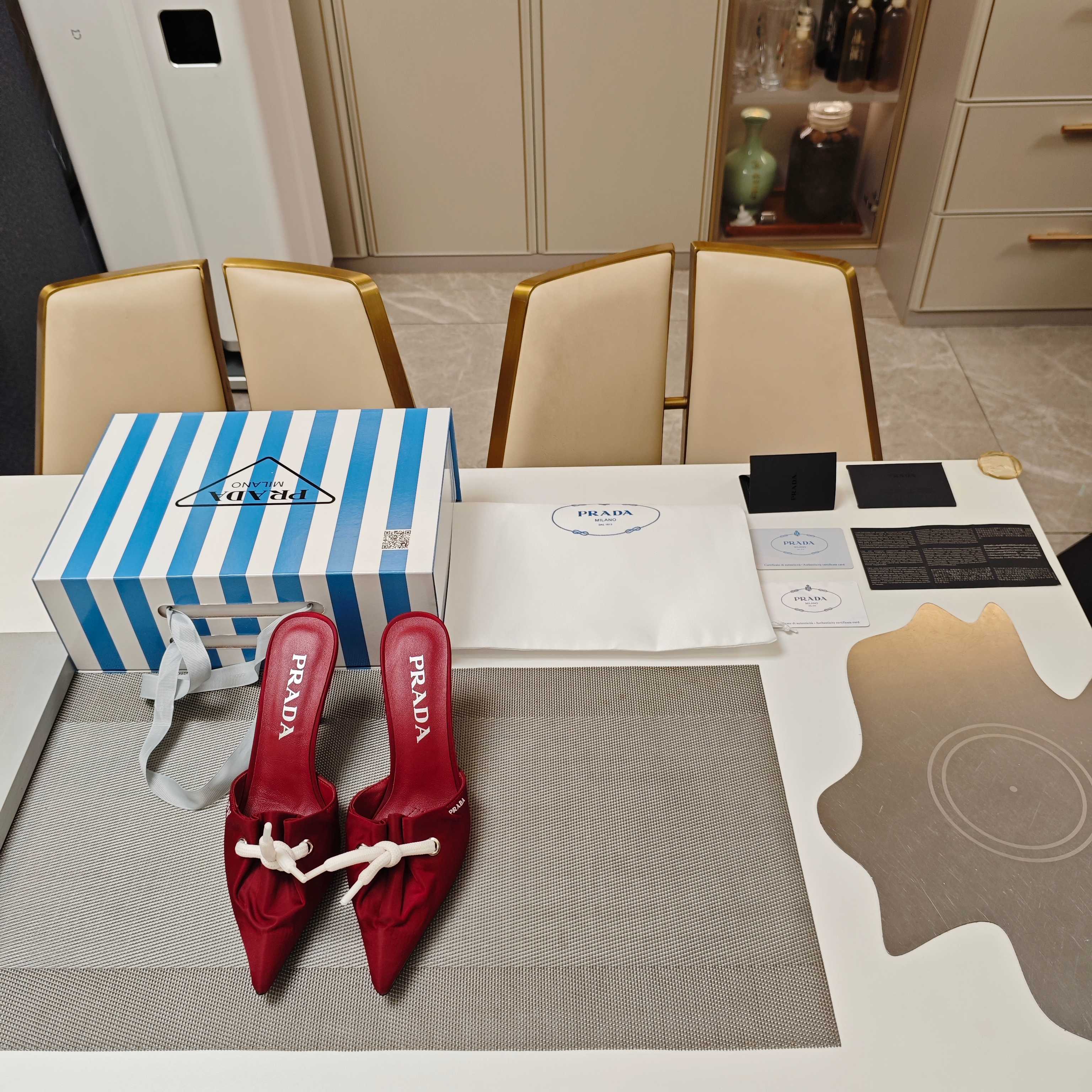 NO:669116,2025 counter limited edition pointed wrinkled rope series (highest version with top packaging) PRADA 2025 Prada new product, (top version) is coming!  prada25 'T-stage show style', focusing on hot-selling styles, a series of spring and summer single shoes and sandals made of genuine leather and parachute cloth. Pointed slippers and single shoes made of fine parachute cloth and first-layer cowhide (the highest version with top packaging) ——————————————— PRADA 2025 Prada Spring and Summer The latest and super popular series of hot products. Baotou slippers New spring and summer products, (top version) strength is coming!  [Large stringing technology] 'The toe is tied with natural wrinkles, two kinds of fabrics, 3D hot stamping logo on the upper. Original 1:1 shoe shape, new season single product, original toe toe Muller point shape last strip + 3D foot pad  You will know if it is a high-end product by comparing the details. The pointed toe and stiletto heels complement each other to add temperament and good comfort, outline the slender lines of the legs and have good wrapping! The original shoes are developed from Italian counters and reproduced 1:1. The design of this season's Prada style is simpler than the original, without deliberately pursuing a trendy or sporty feeling, the overall nature is natural, and the color is also bright with a pointed toe, so beautiful!  —————————————————— “Prada” LOGO is a masterpiece of aesthetic culture, the triangular buckle logo is perfectly reproduced, and the shape of the super pointed toe shoes makes it feel like you are not wearing shoes. It is really cute and looks great with jeans. I love it! It is super light on the feet and feels great on the feet. It is very suitable for casual shoes ~ fashionable and versatile. Nice item.  The fabric is made of high-grade parachute special canvas material with original cowhide, and then hot-stamped with the logo to create the same flavor as the original. The outsole is made with Italian craftsmanship and is absolutely solid. The heel height is 8cm. Available for sale now. Size: 35-39 (34, 40, 41, 42 customized). My exclusive blue stripe counter member limited edition magnet box packaging accessories. Top-quality parachute canvas fabric + first-layer cowhide + sheepskin lining + Italian triple-A grade cowhide bottom.  'Multiple colors, all official colors can be produced.', high heels and slippers, prada, prada, sandals, high heels, slippers, jeans, cowhide, sheepskin198609092025专柜限量款尖头打皱绑绳系列 (顶级包装配套最高版本) PRADA 2025普拉达新品,(顶级版本)实力来袭！ prada25“T台秀款”,主推热卖款式,真皮材质与降落伞布合制春夏单鞋凉鞋系列. 上等降落伞布料与头层牛皮制作尖头拖鞋与单鞋(顶级包装配套最高版本) ————————————————— PRADA 2025普拉达春夏季 最新款且超级爆系列爆品. 包头拖鞋 春夏新品,(顶级版本)实力来袭！【大穿绳工艺】“鞋头串绑自然皱 两种面料 鞋面3D烫印标识. 原版1:1鞋形,新一季单品,原版鞋头穆勒尖形状楦条+垫脚3D Logo品牌标识烫印）是不是高端货对比细节便知分晓.尖尖鞋头与细高跟相得益彰增添的气质与良好的舒适性勾勒出腿部纤细的线条同时又具有很好的包裹性！意大利专柜代购原版鞋开发,1比1照足原味复刻. 这一季的Prada款式设计上比原来还简单了,没有刻意追求潮或者sporty的感觉,整体自然,颜色上也采用明亮的颜色搭配一尖头,太好看了！ ————————————————— “Prada”LOGO美学文化大作,三角包扣标识完美再现,超级尖头鞋形感,上脚仿佛是没有穿到鞋子一样.真正的可爱感,配牛仔裤超好看,爱了爱了!穿在脚上超级无敌轻脚,脚感超好很适合做便鞋的样子~时髦百搭nice单品. 面料采用高级降落伞特殊帆布材料搭配原版牛皮,再以烫印Logo标识,制作出原版一致的味道.意大利工艺中大底制作,绝对的结实份量. 跟高8cm. 现货发售 Size: 35-39（34,40 41 42订做） 我独家蓝色条纹专柜会员限量磁铁盒包装配件. 顶级的降落伞帆布面料+头层牛皮+羊皮内裡+ 意大利三A级牛皮底. “多色系,官方所有颜色均可制作”.,高跟鞋拖鞋,prada,prada,sandals,high heels,slippers,jeans,cowhide,sheepskin,Women's Shoes