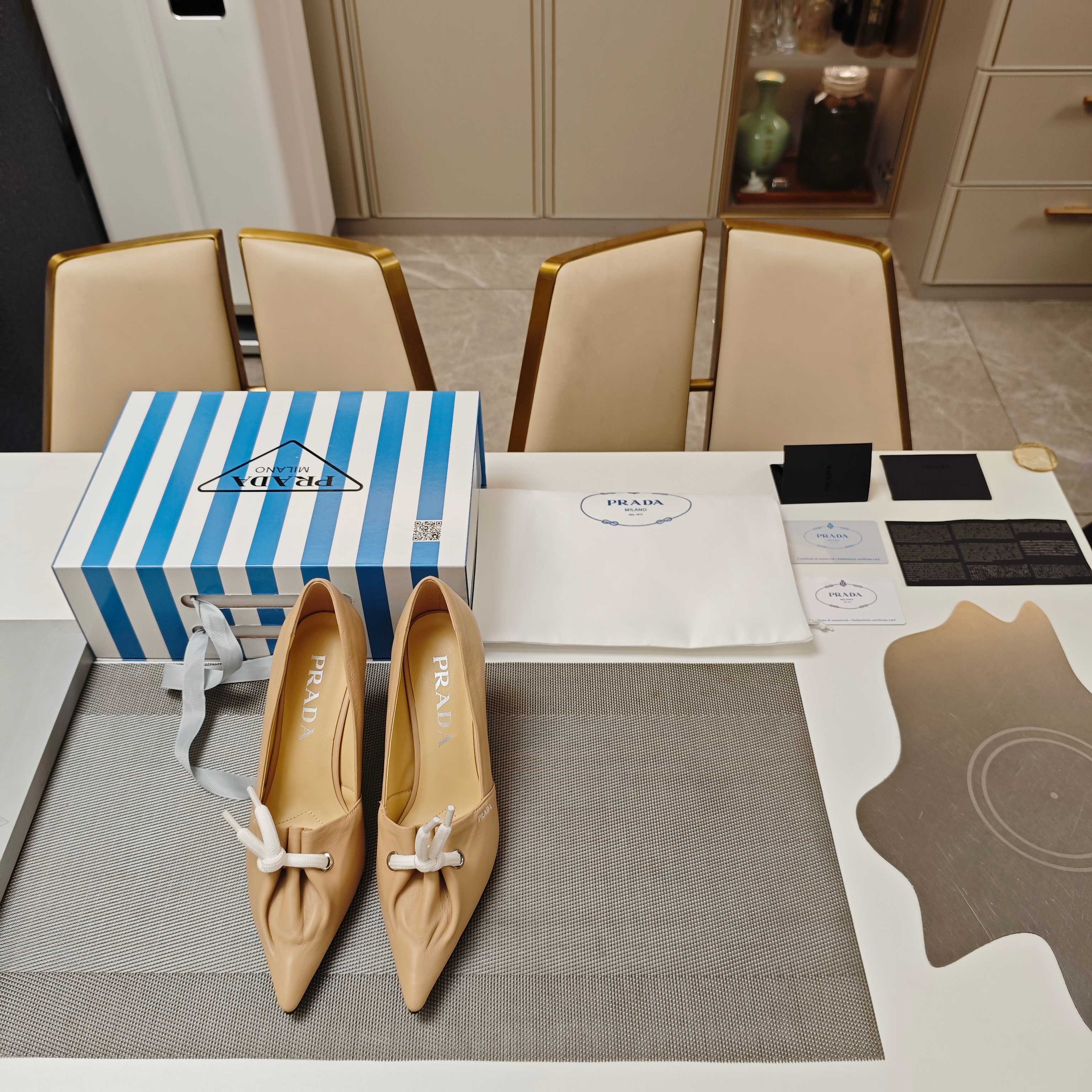 NO:669113,2025 counter limited edition pointed wrinkled rope series (highest version with top packaging) PRADA 2025 Prada new product, (top version) is coming!  prada25 'T-stage show style', focusing on hot-selling styles, a series of spring and summer single shoes and sandals made of genuine leather and parachute cloth. Pointed slippers and single shoes made of fine parachute fabric and first-layer cowhide (the highest version with top packaging) ——————————————— PRADA 2025 Prada Spring and Summer The latest and super popular series of hot products. Single shoes Spring and summer new products, (top version) strength is coming!  [Large stringing technology] 'The toe is tied with natural wrinkles, two kinds of fabrics, 3D hot stamping logo on the upper. Original 1:1 shoe shape, new season single product, original toe toe Muller point shape last strip + 3D foot pad  You will know if it is a high-end product by comparing the details. The pointed toe and stiletto heels complement each other to add temperament and good comfort, outline the slender lines of the legs and have good wrapping! The original shoes are developed from Italian counters and reproduced 1:1. The design of this season's Prada style is simpler than the original, without deliberately pursuing a trendy or sporty feeling, the overall nature is natural, and the color is also bright with a pointed toe, so beautiful!  —————————————————— “Prada” LOGO is a masterpiece of aesthetic culture, the triangular buckle logo is perfectly reproduced, and the shape of the super pointed toe shoes makes it feel like you are not wearing shoes. It is really cute and looks great with jeans. I love it! It is super light on the feet and feels great on the feet. It is very suitable for casual shoes ~ fashionable and versatile. Nice item.  The fabric is made of high-grade parachute special canvas material with original cowhide, and then hot-stamped with the logo to create the same flavor as the original. The outsole is made with Italian craftsmanship and is absolutely solid. The heel height is 8cm. Available for sale now. Size: 35-39 (34, 40, 41, 42 customized). My exclusive blue stripe counter member limited edition magnet box packaging accessories. Top-quality parachute canvas fabric + first-layer cowhide + sheepskin lining + Italian triple-A grade cowhide bottom.  'Multi-color series, all official colors can be produced.', high-heeled shoes, prada, prada, sandals, high heels, slippers, jeans, cowhide, sheepskin198609092025专柜限量款尖头打皱绑绳系列 (顶级包装配套最高版本) PRADA 2025普拉达新品,(顶级版本)实力来袭！ prada25“T台秀款”,主推热卖款式,真皮材质与降落伞布合制春夏单鞋凉鞋系列. 上等降落伞布料与头层牛皮制作尖头拖鞋与单鞋(顶级包装配套最高版本) ————————————————— PRADA 2025普拉达春夏季 最新款且超级爆系列爆品. 单鞋 春夏新品,(顶级版本)实力来袭！【大穿绳工艺】“鞋头串绑自然皱 两种面料 鞋面3D烫印标识. 原版1:1鞋形,新一季单品,原版鞋头穆勒尖形状楦条+垫脚3D Logo品牌标识烫印）是不是高端货对比细节便知分晓.尖尖鞋头与细高跟相得益彰增添的气质与良好的舒适性勾勒出腿部纤细的线条同时又具有很好的包裹性！意大利专柜代购原版鞋开发,1比1照足原味复刻. 这一季的Prada款式设计上比原来还简单了,没有刻意追求潮或者sporty的感觉,整体自然,颜色上也采用明亮的颜色搭配一尖头,太好看了！ ————————————————— “Prada”LOGO美学文化大作,三角包扣标识完美再现,超级尖头鞋形感,上脚仿佛是没有穿到鞋子一样.真正的可爱感,配牛仔裤超好看,爱了爱了!穿在脚上超级无敌轻脚,脚感超好很适合做便鞋的样子~时髦百搭nice单品. 面料采用高级降落伞特殊帆布材料搭配原版牛皮,再以烫印Logo标识,制作出原版一致的味道.意大利工艺中大底制作,绝对的结实份量. 跟高8cm. 现货发售 Size: 35-39（34,40 41 42订做） 我独家蓝色条纹专柜会员限量磁铁盒包装配件. 顶级的降落伞帆布面料+头层牛皮+羊皮内裡+ 意大利三A级牛皮底. “多色系,官方所有颜色均可制作”.,高跟鞋单鞋,prada,prada,sandals,high heels,slippers,jeans,cowhide,sheepskin,Women's Shoes