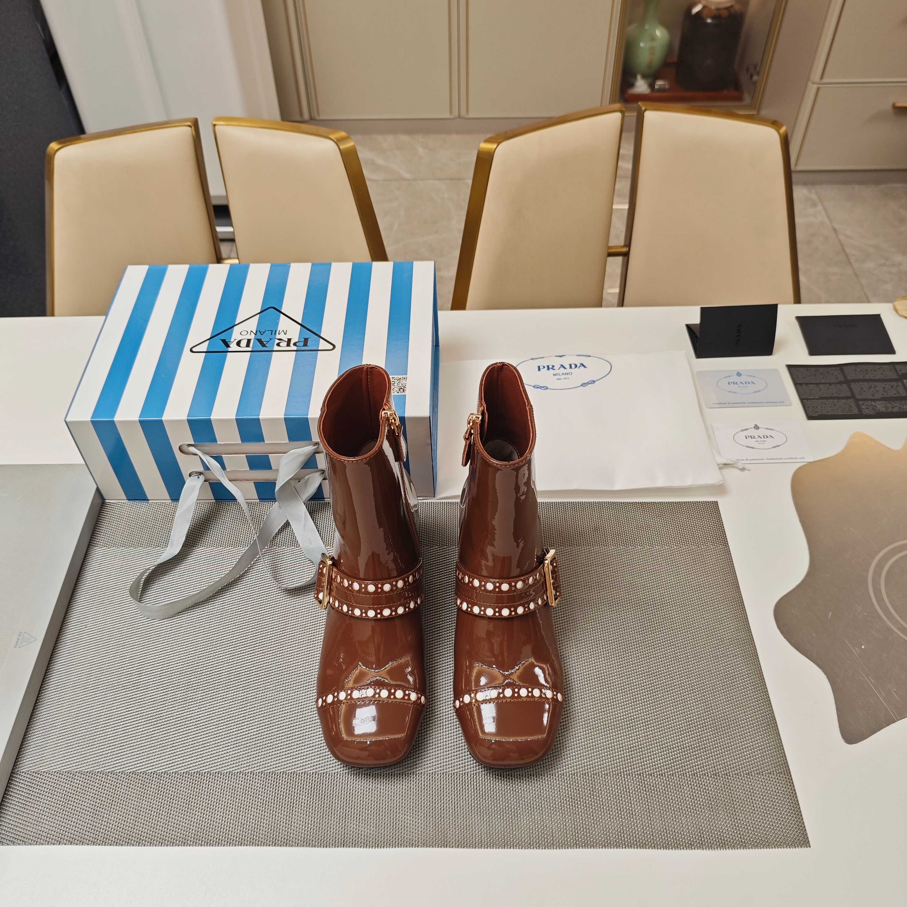 NO:466896,Punched metal buckle dignified style Mary Jane short boots series (the highest version of the top packaging) PRADA 2025s Prada spring and summer new product, (top version) strength is coming!  Hand-made nail punching and punching with metal buckles, a must-have for girls! (Soft shiny patent leather and cowhide version, original 1:1 material) ——————————————————————————————————————— Production details Prada 2025 new round-toed Mary Jane dignified short boots, because of the original method, the upper method uses pure hand-made nail punching and punching to make decorative belts on the upper and insteps, and then uses metal buckles to match the shoelaces. The spliced ​​upper design, and the light gold logo is printed in the center of the toe. The cost is beyond the budget. Patent leather boots are difficult to set, and the material waste and scrapping rate are super high. Insiders can tell at a glance that the shoes, grids, and materials are!  !  Major internet celebrities gathered a magical tool for planting grass, love for single shoes, from bags to shoes ~ classic design, and a little cuter price! Very rare new style. The invincible contrasting color design is not monotonous, Mary Jane's style shows long feet and high instep, and the age-reducing style is really amazing. High-end and cold, stand-up clothes, and beautiful sisters must buy it. The new contrasting color flat shoes that cannot be ignored are very modern, retro and fashionable, and have a French princess style. Super pedicure type is comfortable and easy to wear, super easy to wear with skirts, shallow-mouth design extends the visual height and slimness of the foot, barefoot or socks are super age-reducing, full of girlishness. So sweet, which color do you like? The original shoe development of the counter purchasing agent, 1 to 1 replica of the original flavor. Heel height 4.5cm, Italian three-A-level cowhide bottom  Size: 35-39 (34,40,41 42 customized) Exclusive blue striped counter member limited magnet box packaging accessories. Soft and delicate glossy patent leather material, Italian sheepskin lining. 'Multi-color, all official colors can be made', boots, prada, prada, boots, mary jane, skirts, cowhide, sheepskin, socks19860909冲孔饰金属搭扣端庄风玛丽珍短靴系列 (顶级包装配套最高版本) PRADA 2025s普拉达春夏新品,(顶级版本)实力来袭！ 手工撞钉冲孔饰金属搭扣端庄风玛丽珍靴子,少女必备! (柔软质亮面漆皮与牛皮版本,原版1:1材质) ————————————————— 制作细节Prada2025年新款圆头玛丽珍端庄风短靴,因为照足原版做法,鞋面做法采用纯手工撞钉冲孔制作装饰带饰于鞋面与脚背处,再以金属搭扣配于鞋带处,拼接的鞋面设计,浅金色Logo标识印于鞋头正中心,造价己超出预算,漆皮靴子定型难度较大,材料浪费与报废率超高.内行人看鞋子、格位、材料,一眼便心有分晓！！ 各大网红集结种草神器,对单鞋的热爱,从包包到了鞋子~设计经典,价格也更可爱一点!非常难得新款. 无敌美撞色设计不单调,玛丽珍风格显脚长而且脚背高也不怕,减龄款少女感真的绝了.高级冷淡,立显衣品,漂亮妹妹必备好就买.不容忽视的新款撞色平底单鞋,超洋气的不规则斜方头设计现代感十足,复古时髦,很有法式公主风情. 超级修脚型舒适好穿,超级好搭配裙子,浅口设计延长脚面线条视觉显高显瘦,光脚或者搭配袜子穿都超级减龄,少女感满满.太心水了,你喜欢哪个颜色呢? 专柜代购原版鞋开发,1比1照足原味复刻. 跟高4.5cm,意大利三A级牛皮底 现货发售 Size: 35-39（34,40,41 42订做） 独家蓝色条纹专柜会员限量磁铁盒包装配件. 柔软细腻的亮面漆皮材料,意大利羊皮内里. “多色系,官方所有颜色均可制作”,靴子,prada,prada,boots,mary jane,skirts,cowhide,sheepskin,socks,Women's Shoes