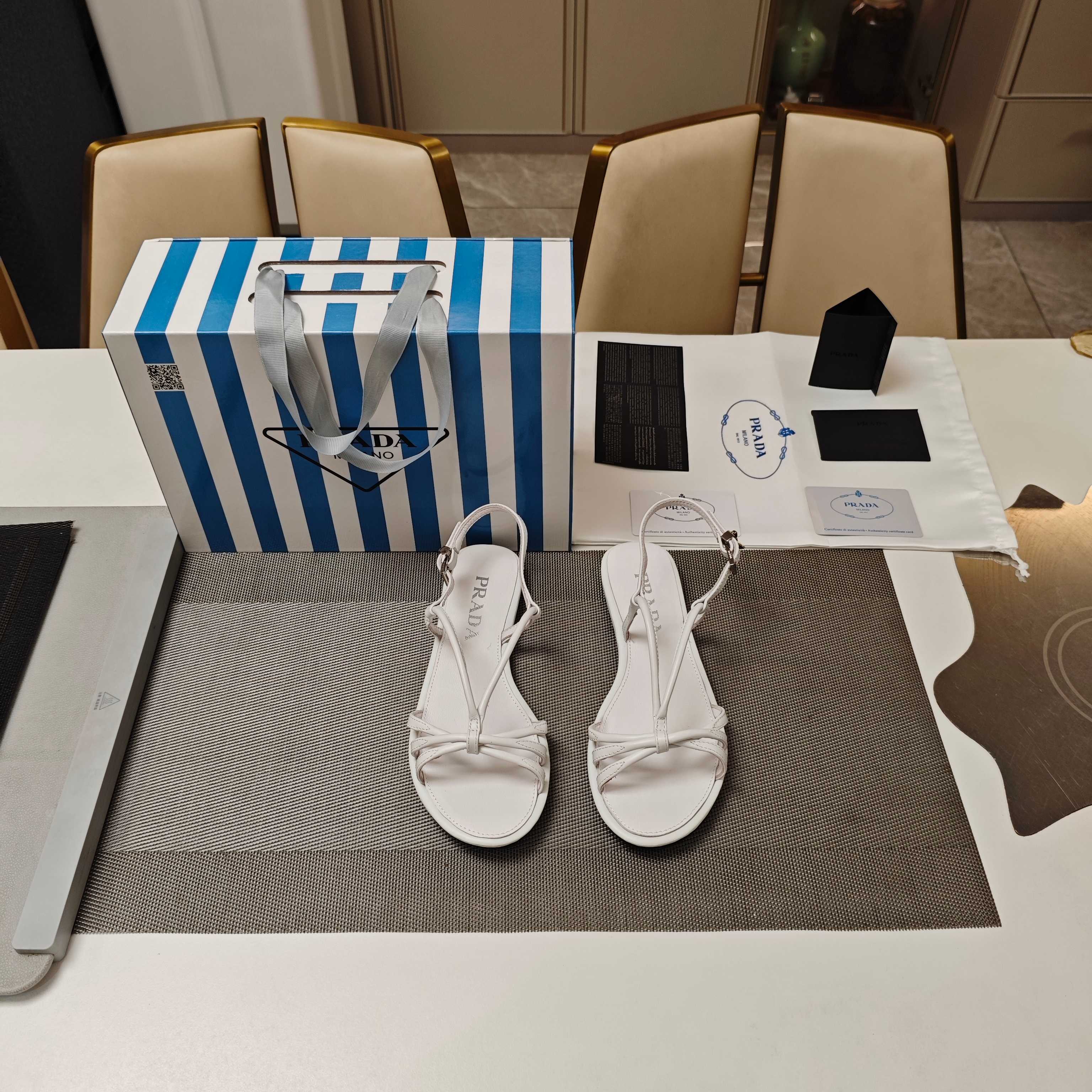 NO:669124,Autumn 25 hand-made bridge and cross-strap sandals series (highest version with top packaging) PRADA 5 Prada new product, (top version) is coming!  prada25 'T runway show style', mainly promotes the best-selling styles, square toe, square heel and cross-strap sandals series for all seasons. Handmade strap sandals, open toe square toe sandals, the heel is combined with the square shape to create stunning shoes in a boxy shape!  Triangular classic metal buckle Logo decoration brand logo on the shoelaces. ———————————————— 2025SS  PRADA's spring and summer simple style is so good-looking. Internet celebrities from all over the world have planted popular models, awakening the imagination of skirts, corsets and bra curves, and simplifying it to the extreme ~ super hot series of hot products, mixed sheepskin materials combined with shoe shapes and comfortable combinations to create a cross-buckle strap style. The soles are square toe-shaped uppers with obvious angular lines. The latest styles of Prada spring2025 are also wonderful!  This season's Prada style design is simpler than before, without deliberately pursuing a trendy or sporty feeling. The overall nature is natural, and the colors are also bright spring and summer eye-catching colors for square toes. The simplicity is so beautiful. The original shoes are purchased from Italian counters and are reproduced 1:1. The newly opened stiletto heels of 8cm, the concave and convex height are exactly the same as the original ones. They make pointed sandals and stiletto pointed shoes. Flat heels 2cm. Ready for sale Size:  35-39 (34, 40 41 42 43 customized) My exclusive blue stripe counter member limited edition magnet box packaging accessories. Exclusively customized pure sheepskin handmade upper + sheepskin lining + Italian triple A grade cowhide bottom. 'Multi-color series, all official colors can be produced'. Sandals, prada, prada, sandals, skirts, cowhide, sheepskin1986090925年秋季手工搭桥拼交叉带子凉鞋系列  (顶级包装配套最高版本) PRADA 5普拉达新品,(顶级版本)实力来袭！ prada25“T台秀款”,主推热卖款式,方头正方跟交叉绑带凉鞋系列四季鞋款. 手工带子凉鞋 露趾方头凉鞋,鞋跟与正方形结合,四四方方打造惊世鞋履！三角形经典金属饰扣Logo装饰品牌标识于鞋带系脚处. ————————————————— 2025SS PRADA春夏简约风,好看哭了,各路网红名媛种草爆款,唤醒对裙裾、束身衣骨撑和胸衣曲线的想象,精简至极~超级爆系列爆品,混种羊皮面材料结合鞋子形状与舒适搭配,打造出交叉搭扣带子的风格,鞋掌为方头形鞋面,棱角线条分分明显. Prada spring2025最新呈现出来风格也各异的奇妙！这一季的Prada款式设计上比原来还简单了,没有刻意追求潮或者sporty的感觉,整体自然,颜色上也采用了鲜艳的春夏吸睛彩色做方头,简约得太好看了. 意大利专柜代购原版鞋开发,1比1照足原味复刻.8cm的新开细高跟,凹凸感高度和原版完全一致,制作尖头凉鞋、细高跟尖头单鞋. 平跟2cm. 现货发售 Size: 35-39（34,40 41 42 43订做） 我独家蓝色条纹专柜会员限量磁铁盒包装配件. 独家专定纯羊皮手工带鞋面+羊皮内裡+ 意大利三A级牛皮底. “多色系,官方所有颜色均可制作”.,凉鞋,prada,prada,sandals,skirts,cowhide,sheepskin,Women's Shoes