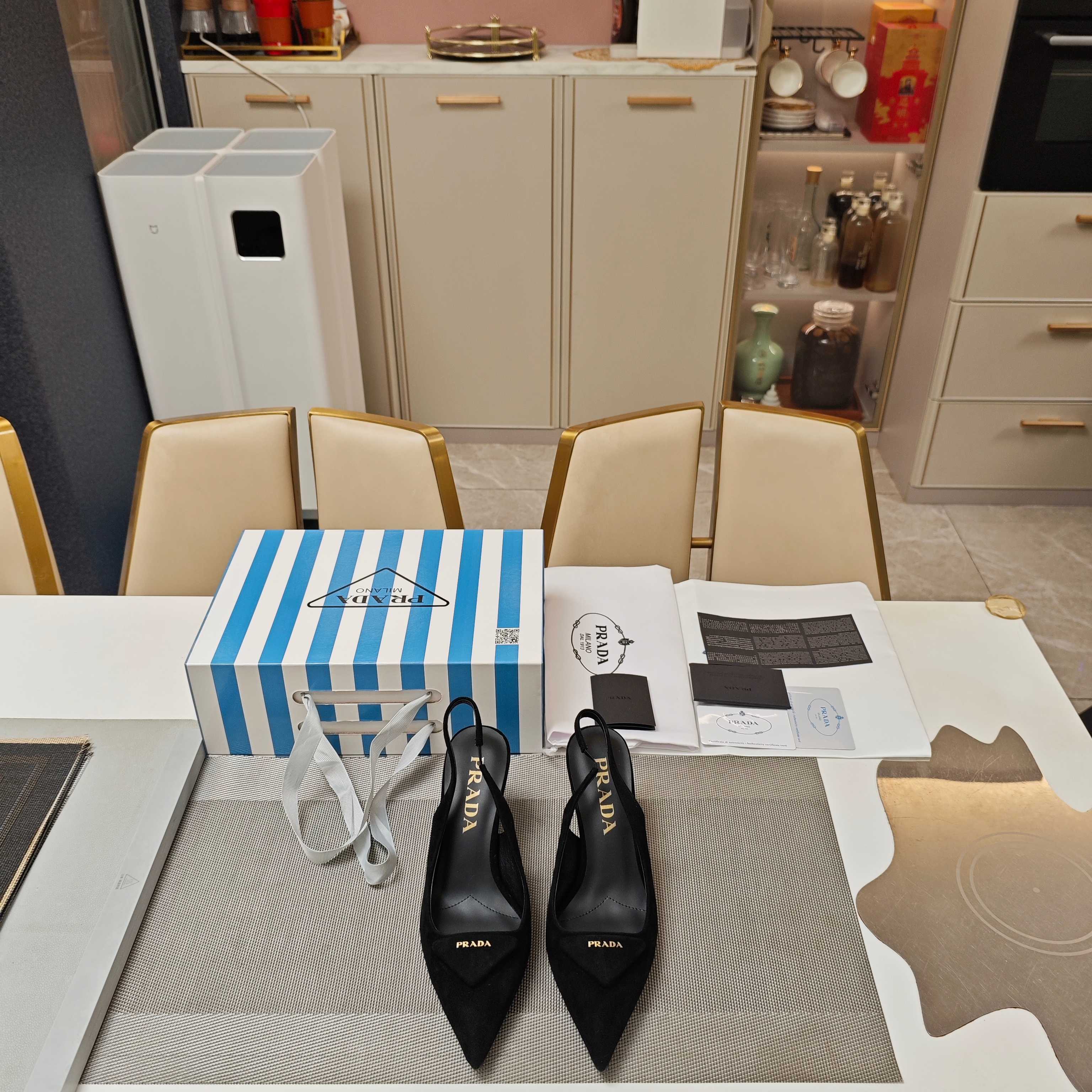 NO:669121,Stiletto-heeled pointed-toe classic sandals series (highest version with top packaging) PRADA 2026 Prada Spring The latest and super popular series of hot products, sheepskin leather triangle buckle/stiletto pointed-toe sandals. —————————————————— New spring and summer products, (top version) strength is coming!  prada26ss All the major Internet celebrities gathered together to create grass-growing artifacts, the same sandals, fashionable and versatile nice items, original shoe development from Italian counters, 1:1 replica of the original style, summer evergreen sandals series. The new style is so good-looking, a popular grass-growing model for various Internet celebrities, top-quality sheep leather with original 3D printed leather buckles, and embroidered logo. Prada  spring2026's latest high-heeled pointed-toe sandals are on the market in spring and summer, evolving the same look. The new season single product, the large triangle logo buckle is on the toe vamp, and the original sheepskin fabric adheres to the modern design concept, showing exquisite charm. The new and elegant colors of the fabric add a bright style. The ins hot item is recommended by major European and American bloggers and sells well overseas. The iconic enamel-coated leather bag buckle with the triangle logo highlights the brand's characteristics.  The original shoes are developed and purchased from Italian counters. They are reproduced 1:1 according to the original taste. Extremely streamlined ~ super hot series hot product, iconic logo triangle buckle. This season's Prada style design is simpler than the original, without deliberately pursuing a trendy or sporty feeling. The overall nature is natural, and the colors are also matched with bright colors. It looks so good!  ————————————————— The original lacquered 7.5cm stiletto heel shows a triangular straight heel design, and the buckle is wrapped in fabric and leather, presenting a classic and wonderful style!  'I love it! It's super lightweight and feels great on my feet. It's very suitable for casual shoes. Fashionable and versatile, nice item. The fabric is made of sheepskin leather with the original triangle logo and classic logo buckle. The texture of the triangle logo is the same as the original one. The outsole is made with Italian craftsmanship and is absolutely solid. The high lacquered heel is 7.5cm. Available now. Size: 35-39 (34, 40, 41)  42 custom-made) Exclusive blue stripe counter member limited magnet box packaging accessories. High-quality sheepskin leather fabric. Sheepskin lining feet + Italian grade 3A cowhide sole. 'Multi-color series, all official colors can be produced', high heels and sandals, prada, prada, sandals, high heels, cowhide, sheepskin, sheep19860909细高跟尖头经典凉鞋系列 (顶级包装配套最高版本) PRADA 2026普拉达春季 最新款且超级爆系列爆品,羊猄皮三角包扣/细高跟尖头凉拖. —————————————————  春夏新品,(顶级版本)实力来袭！prada26ss各大网红集结种草神器,同款凉鞋,时髦百搭nice单品,意大利专柜代购原版鞋开发,1比1照足原味复刻,夏季常青款凉鞋系列.新款好看哭了,各路网红名媛种草爆款,顶级羊猄皮搭配原版3D打印真皮包扣,刺绣logo. Prada spring2026最新高跟尖头凉鞋,在春夏季上市,演变相同的look. 新一季单品,大三角标识包扣驾驭在包头鞋面上, 原版羊猄面料 秉承现代设计理念,绽现精致魅力 织物的新雅色彩平添明艳格调. ins爆单品 各大欧美博主推荐系列,热销海外,标志性的涂珐琅皮包扣饰三角形徽标彰显品牌特色. 意大利专柜代购原版鞋开发,1比1照足原味复刻.精简至极~超级爆系列爆品,标志性Logo三角饰扣.这一季的Prada款式设计上比原来还简单了,没有刻意追求潮或者sporty的感觉,整体自然,颜色上也采用明亮的颜色搭配,太好看了！ ————————————————— 原版烤漆7.5cm细高跟,展示三角直形的鞋跟设计,饰扣用面料真皮包裹制作,呈现出来风格经典奇妙！ “爱了爱了!穿在脚上超级无敌轻脚,脚感超好很适合做便鞋的样子~时髦百搭nice单品. 面料采用羊猄皮材料搭配原版三角标,Logo经典饰扣,三角标触感凹凸感和原版一致.意大利工艺中大底制作,绝对的结实份量. 跟高烤漆跟7.5cm. 现货发售 Size: 35-39（34,40 41 42订做） 独家蓝色条纹专柜会员限量磁铁盒包装配件. 上等羊猄皮面料. 羊皮内裡垫脚+ 意大利三A级牛皮底. “多色系,官方所有颜色均可制作”,高跟鞋凉鞋,prada,prada,sandals,high heels,cowhide,sheepskin,sheep,Women's Shoes