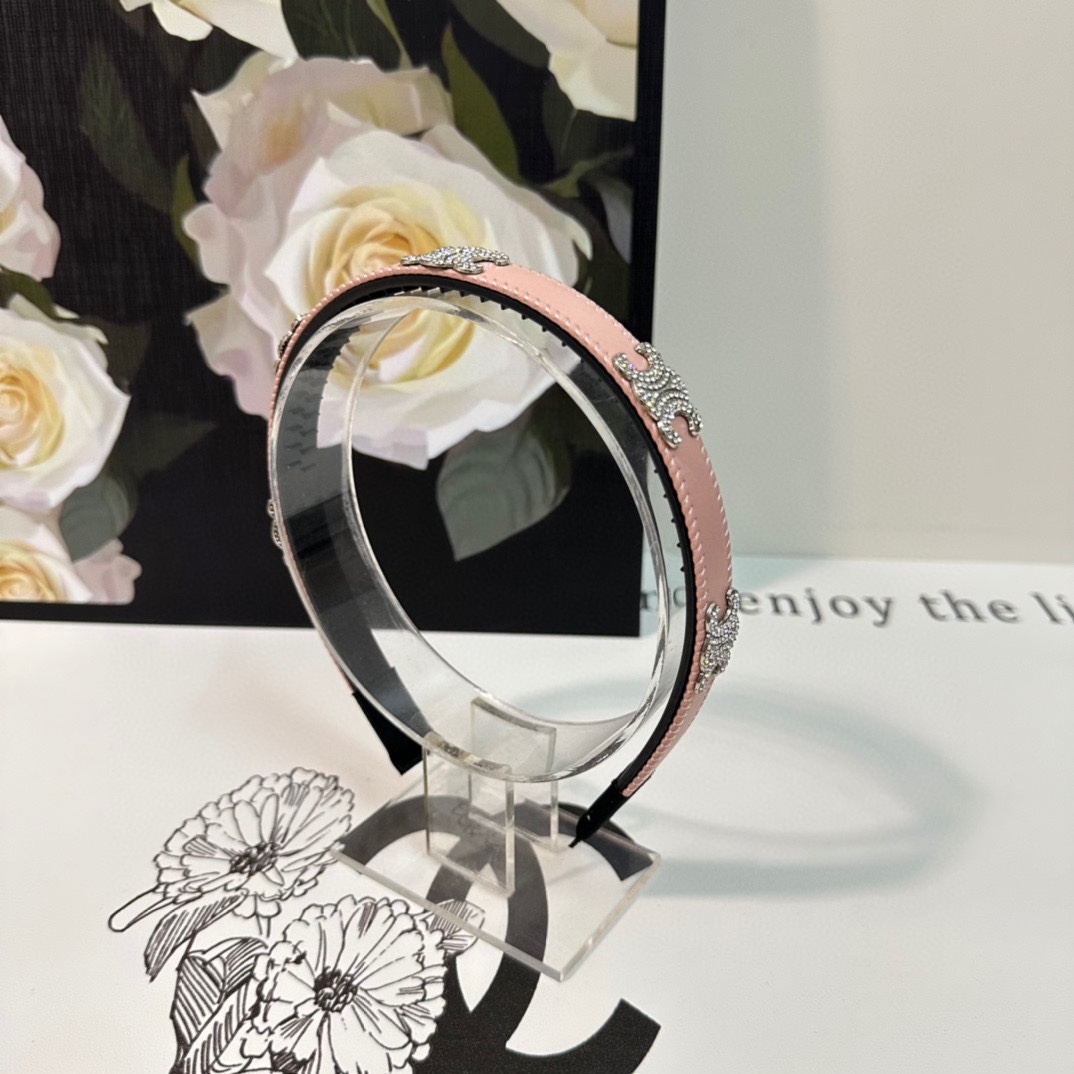 NO:275612,Specially equipped with counter packaging CELINE's latest high-engine hairband #Tell me!  A must-have item for human hands: a fashionable and fairy appearance. The little fairy wants to take it. Whoever wears it looks good~ Hairpins, hairpins, celine, celine, hairpins19860909特 配专柜包装 CELINE（赛琳）最新高工发箍# 信我！人手必备的单品 洋气神仙颜值 小仙女要收了它,谁戴谁好看～发夹,发夹,celine,celine,hairpins,accessory