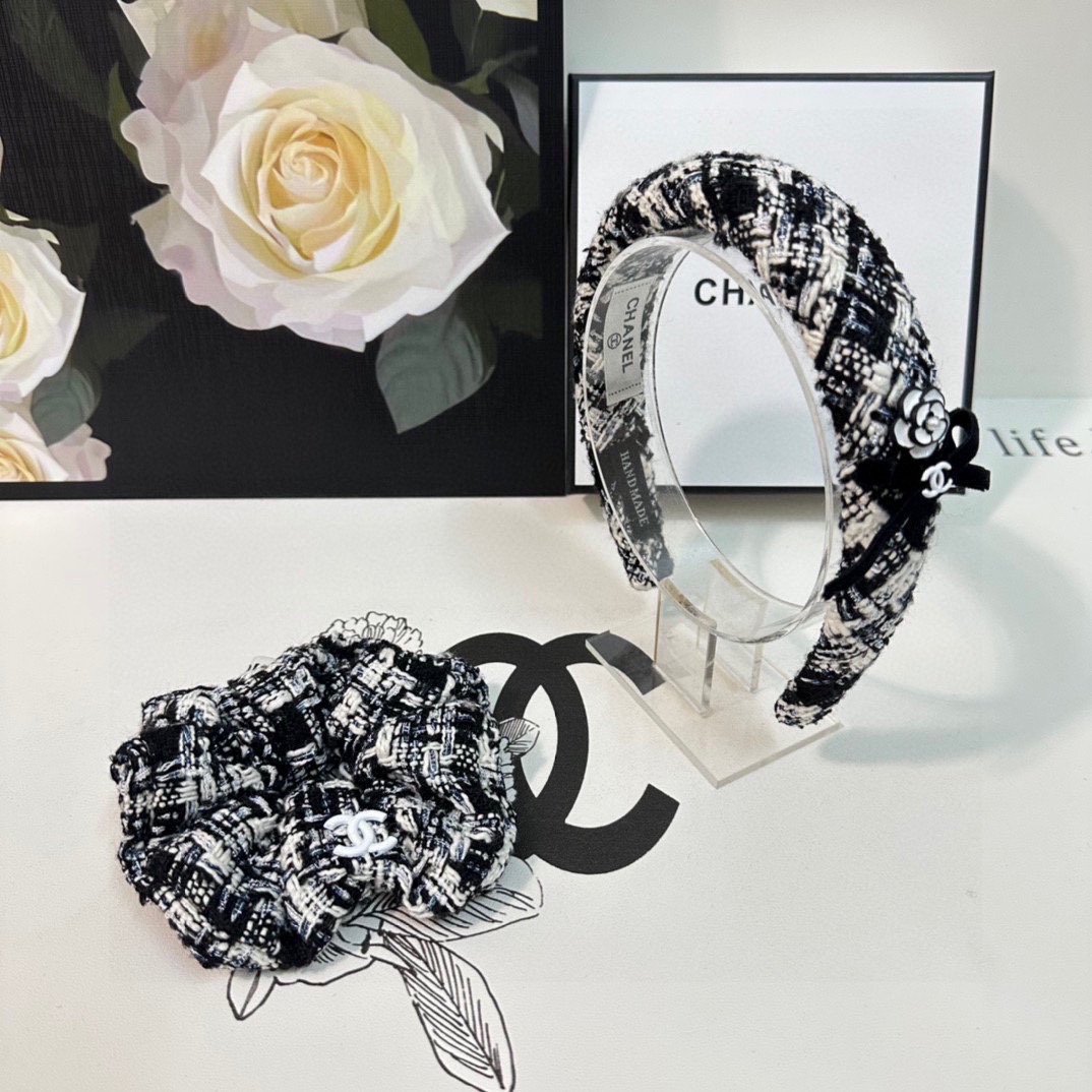 NO:275631,Special (two-piece set) with counter packaging. Chanel (Chanel) latest hit product is here. Xiaoxiangfeng two-piece set hairband hair ring. The elegant girl is worth buying. Very easy to match. Temperament and taste. It is recommended to wear it together. Magical fairy hairpins, hairpins, chanel, chanel, hairpins.19860909特（两件套）配专柜包装 Chanel（香奈儿）最新爆款来啦小香风两件套发箍发圈 优雅的girl值得入手 非常好搭配 气质有品位 建议两个一齐佩戴 神奇的仙发夹,发夹,chanel,chanel,hairpins,accessory