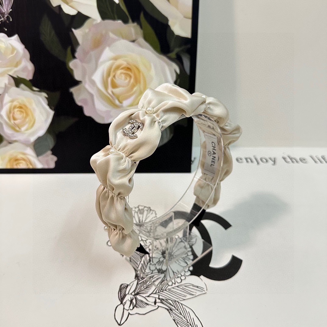 NO:275623,Specially equipped with counter packaging Chanel (Chanel) latest popular small fragrant hairband imported fabric, excellent texture and material, never tired of looking at the design, full of celebrity style~ Salt and sweet hairpins, hairpins, chanel, chanel, hairpins19860909特 配专柜包装 Chanel（香奈儿）最新火爆小香风发箍 进口面料 质感材质超赞 设计百看不厌 名媛风十足～ 可盐可甜发夹,发夹,chanel,chanel,hairpins,accessory