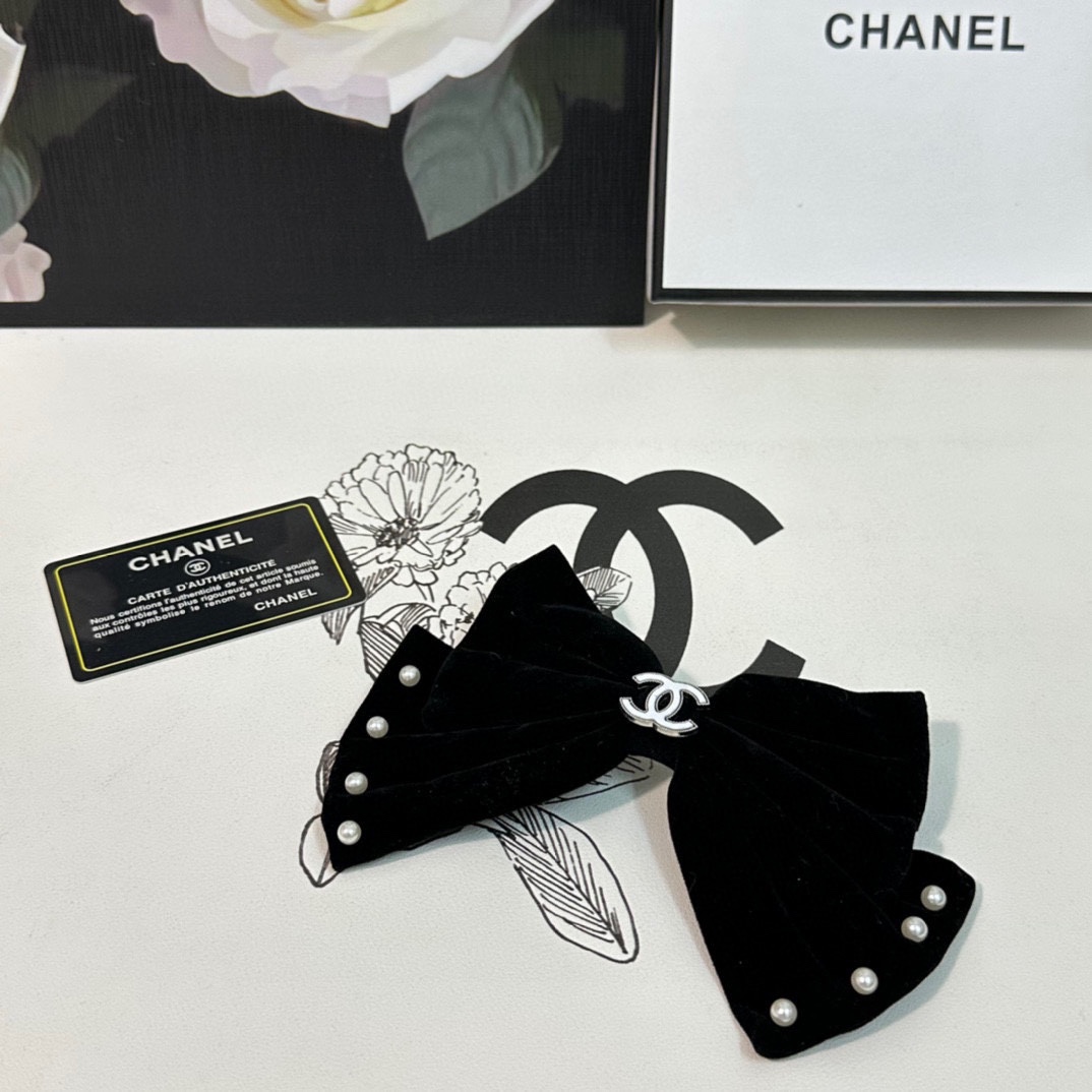 NO:275652,Specially equipped with counter packaging CHANEL (Chanel) latest bow-metallic hardware velvet hairpin #Tell me!  A must-have item for everyone. This one must be bought. The fairy is going to take it. Whoever wears it looks good~ Hairpins, hairpins, chanel, chanel, hairpins19860909特 配专柜包装 CHANEL（香奈儿）最新蝴蝶结中古五金丝绒发夹# 信我！人手必备的单品 这件必须买 洋气神仙颜值 小仙女要收了它,谁戴谁好看～发夹,发夹,chanel,chanel,hairpins,accessory