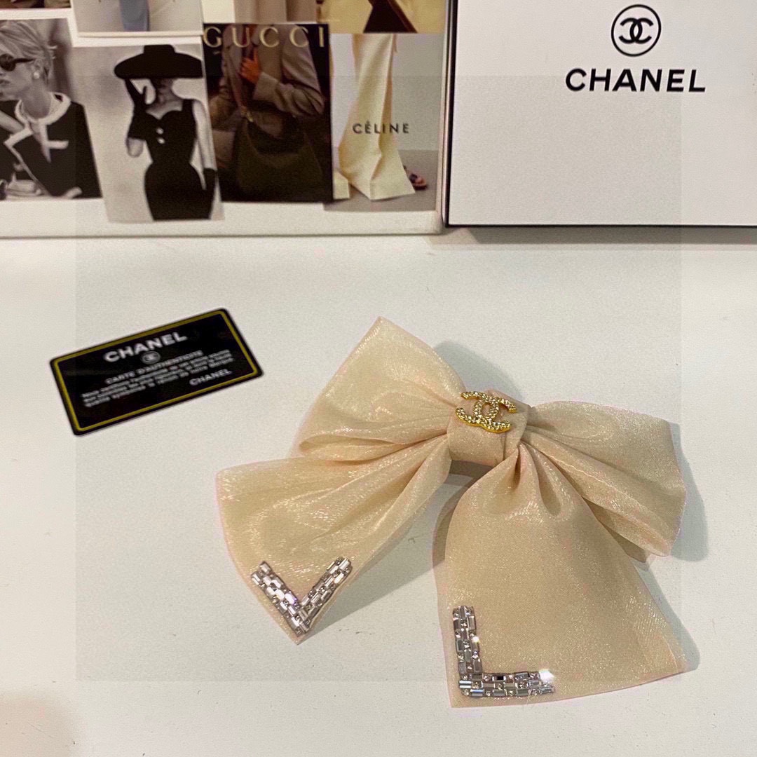NO:275667,Special counter packaging CHANEL (Chanel) latest hit bow medieval hardware hairpin #Trust me!  A must-have item for everyone. This one must be bought. The fairy is going to take it. Whoever wears it looks good~ Hairpins, hairpins, chanel, chanel, hairpins19860909特配专柜包装 CHANEL（香奈儿）最新爆款蝴蝶结中古五金发夹# 信我！人手必备的单品 这件必须买 洋气神仙颜值 小仙女要收了它,谁戴谁好看～发夹,发夹,chanel,chanel,hairpins,accessory