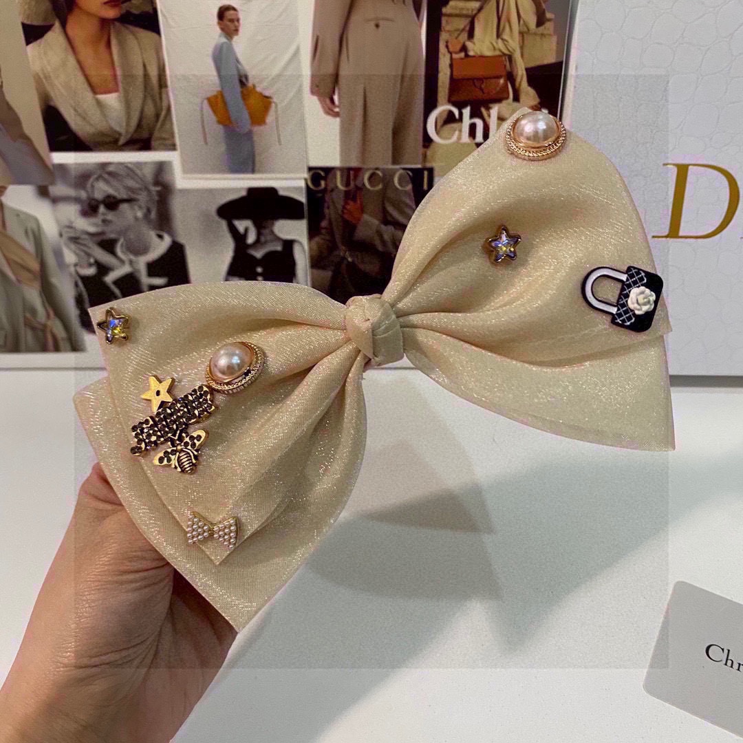 NO:275676,Special counter packaging DIOR (Dio) latest hit bow medieval hardware hairpin #Trust me!  A must-have item for everyone. This one must be bought. The fairy is going to take it. Whoever wears it looks good~ Hairpins, hairpins, dior, dior, hairpins19860909特配专柜包装 DIOR（迪奥）最新爆款蝴蝶结中古五金发夹# 信我！人手必备的单品 这件必须买 洋气神仙颜值 小仙女要收了它,谁戴谁好看～发夹,发夹,dior,dior,hairpins,accessory