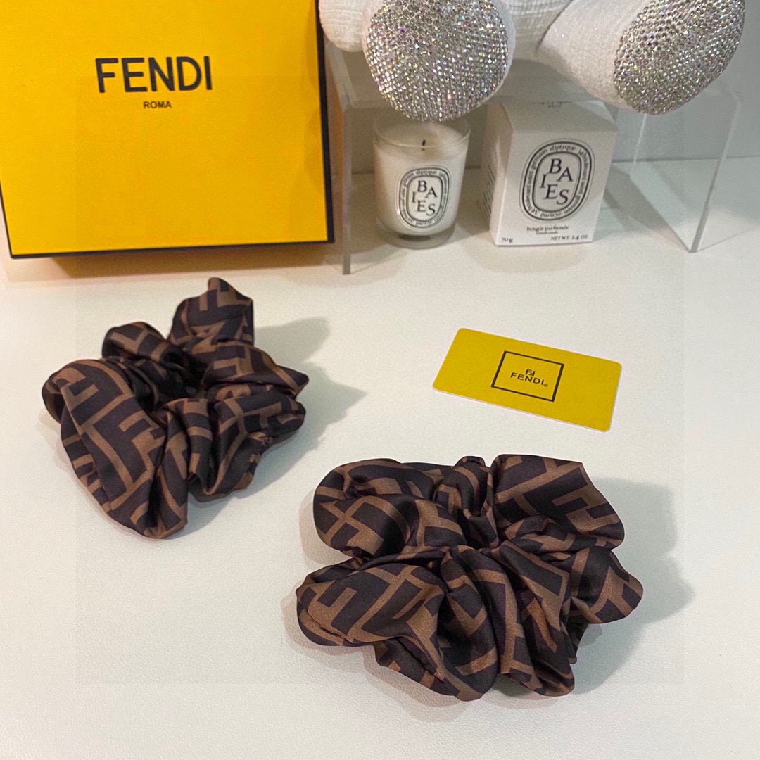 NO:275655,Special package FENDI (Fendi) classic letter silk hair ring, looks very good on the head or on the hands, fashionable and versatile must-have items for hairpins, hairpins, fendi, fendi, real silk, hairpins19860909特 配包装 FENDI（芬迪）经典字母真丝发圈 带头上或者手上都非常好看 时尚百搭人手必备单品发夹,发夹,fendi,fendi,real silk,hairpins,accessory