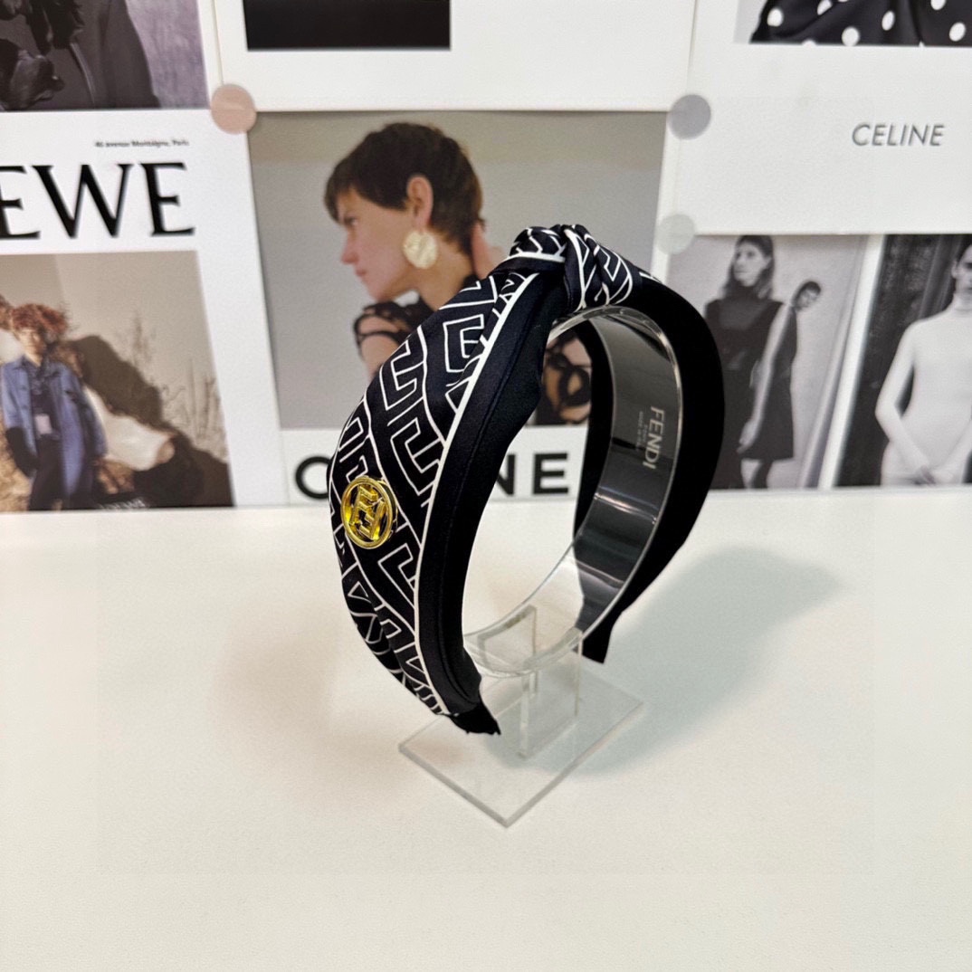 NO:276111,Specially equipped with counter packaging FENDI (Fendi) latest presbyterian FF hairband, fairy, quick to buy, special material, no head, salt or sweet~ hairpin hairpins, hairpins, fendi, fendi, fendi, hairpins19860909特 配专柜包装 FENDI（芬迪）最新老花FF发箍 小仙女快入手 特殊材质 不嘞头 可盐可甜～发夹发夹,发夹,fendi,fendi,hairpins,accessory