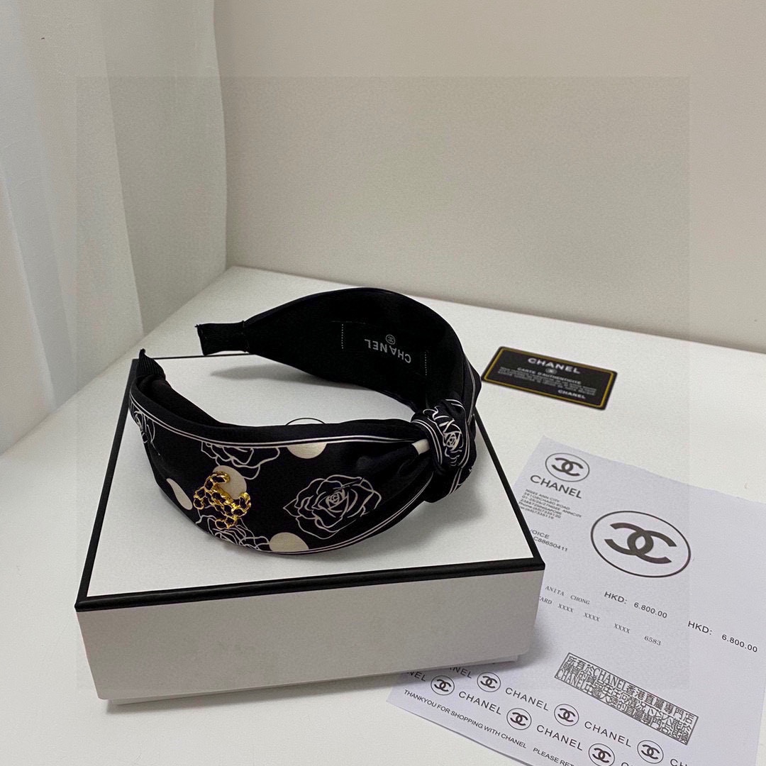 NO:276116,Specially equipped with counter packaging Chanel (Chanel) latest popular small fragrant hairband imported fabric, excellent texture and material, never tired of looking at the design, full of celebrity style~ Salt and sweet hairpins, hairpins, chanel, chanel, hairpins19860909特 配专柜包装 Chanel（香奈儿）最新火爆小香风发箍 进口面料 质感材质超赞 设计百看不厌 名媛风十足～ 可盐可甜发夹发夹,发夹,chanel,chanel,hairpins,accessory