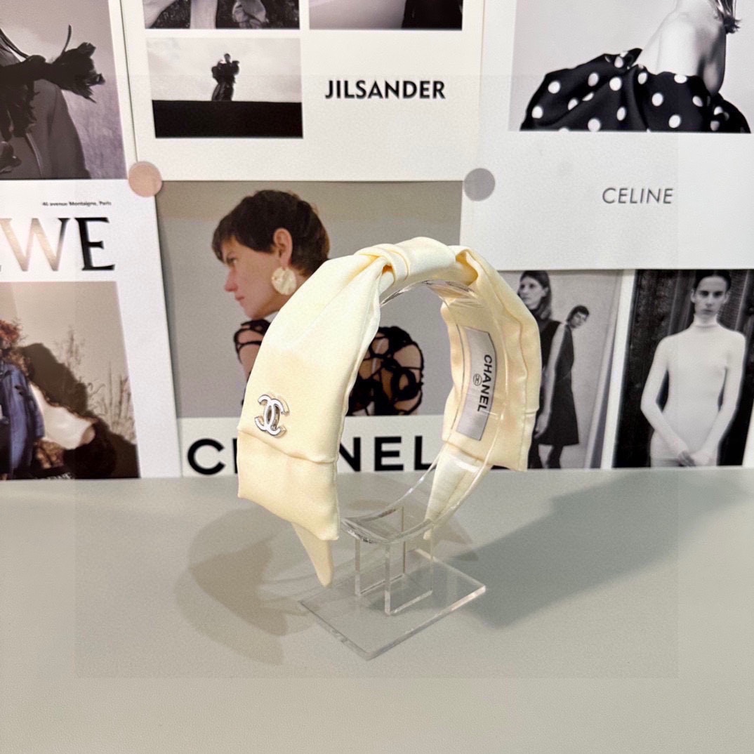 NO:276126,Specially equipped with counter packaging Chanel's latest headband# Let me know!  A must-have item for everyone. This one must be bought. The fairy is going to take it. Whoever wears it looks good~ Hairpins, hairpins, chanel, chanel, hairpins19860909特 配专柜包装 Chanel（香奈儿）最新发箍# 信我！人手必备的单品 这件必须买 洋气神仙颜值 小仙女要收了它,谁戴谁好看～发夹发夹,发夹,chanel,chanel,hairpins,accessory