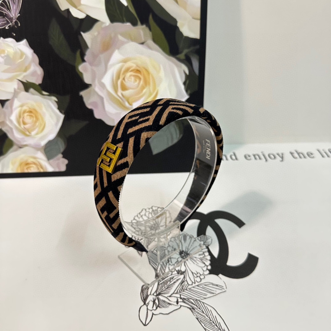 NO:276129,Specially equipped with counter packaging FENDI (Fendi) latest FF hairband, fairy quick to buy, special material, no head, can be salty or sweet~ hairpin hairpins, hairpins, fendi, fendi, fendi, hairpins19860909特 配专柜包装 FENDI（芬迪）最新FF发箍 小仙女快入手 特殊材质 不嘞头 可盐可甜～发夹发夹,发夹,fendi,fendi,hairpins,accessory