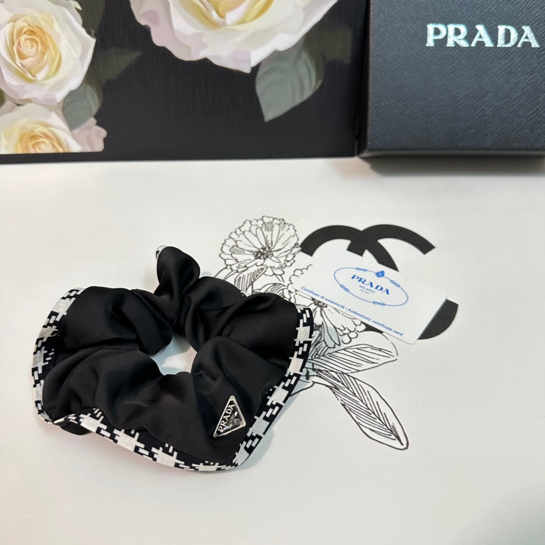NO:276207,Special (single) with full packaging. Prada (Prada) popular hairstyle, counter model shipment. It looks very high-end at first glance. Super versatile. You must keep your own hairpins, hairpins, prada, prada, hairpins19860909特（单个）配全套包装 Prada（普拉达）爆款发圈,专柜款出货 一看就特别高档 超级百搭 必须自留发夹,发夹,prada,prada,hairpins,accessory