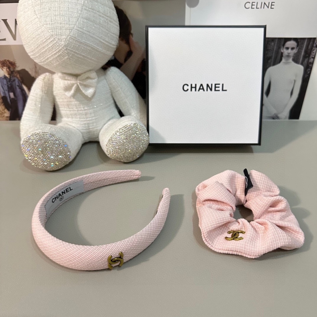 NO:276575,Special (two-piece set) with counter packaging. Chanel (Chanel)'s latest hit model is here. Two-piece set hairband hair ring. Elegant girl is worth buying. Very easy to match. Temperament and taste. It is recommended to wear it together. Magical fairy hairpins, hairpins, chanel, chanel, hairpins.19860909特（两件套）配专柜包装 Chanel（香奈儿）最新爆款来啦两件套发箍发圈 优雅的girl值得入手 非常好搭配 气质有品位 建议两个一齐佩戴 神奇的仙发夹,发夹,chanel,chanel,hairpins,accessory