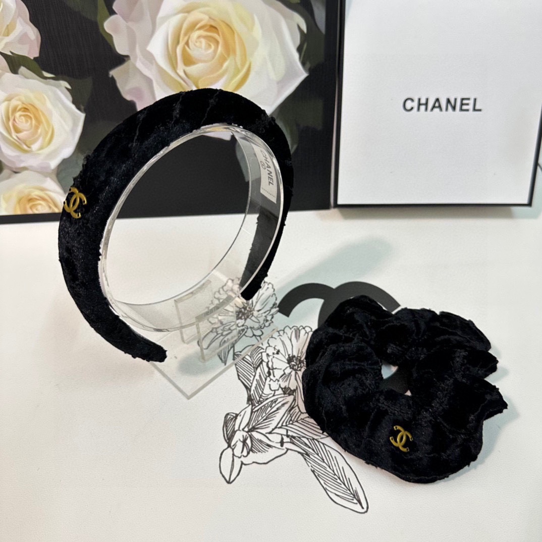NO:276580,Special (two-piece set) with counter packaging. Chanel (Chanel)'s latest hit model is here. Velvet two-piece set hairband hair ring. Elegant girl is worth buying. Very easy to match. Temperament and taste. It is recommended to wear it together. Magical fairy hairpins, hairpins, chanel, chanel, hairpins19860909特（两件套）配专柜包装 Chanel（香奈儿）最新爆款来啦丝绒两件套发箍发圈 优雅的girl值得入手 非常好搭配 气质有品位 建议两个一齐佩戴 神奇的仙发夹,发夹,chanel,chanel,hairpins,accessory