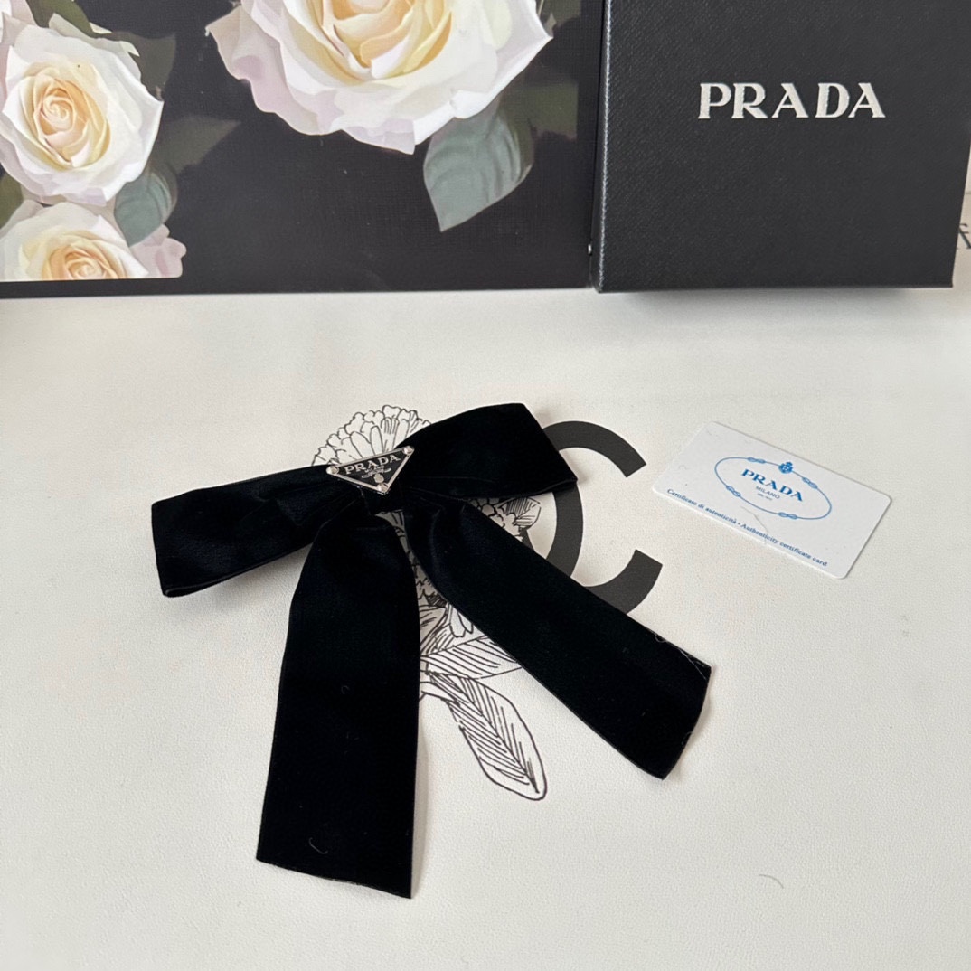 NO:276598,Specially equipped with counter packaging PRADA's latest bow hardware velvet hairpin #Tell me!  A must-have item for everyone. This one must be bought. The fairy is going to take it. Whoever wears it looks good~ Hairpins, hairpins, prada, prada, hairpins19860909特 配专柜包装 PRADA（普拉达）最新蝴蝶结五金丝绒发夹# 信我！人手必备的单品 这件必须买 洋气神仙颜值 小仙女要收了它,谁戴谁好看～发夹,发夹,prada,prada,hairpins,accessory