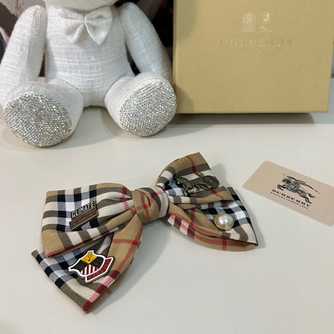 NO:276585,Specially equipped with counter packaging Burberry's latest popular badge hairpins imported fabrics, excellent texture and material, never tired of looking at the design, full of celebrity style~ Salt and sweet hairpins, hairpins, burberry, burberry, hairpins19860909特 配专柜包装 Burberry（巴宝莉）最新火爆款徽章发夹 进口面料 质感材质超赞 设计百看不厌 名媛风十足～ 可盐可甜发夹,发夹,burberry,burberry,hairpins,accessory