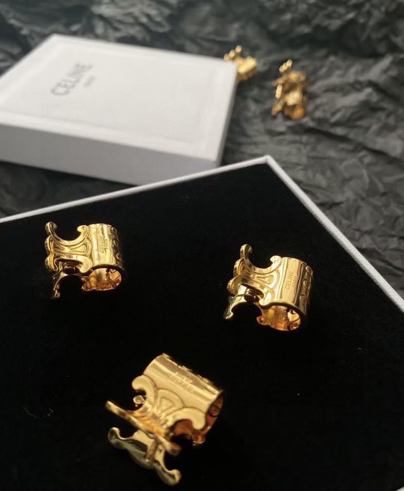 NO:276589,Special (three packages) with counter packaging. CELINE's latest hit product is here. Middle vintage retro hardware grabber. Elegant girl is worth buying. Very easy to match. Temperament and taste. Large grabber: 2.5*1.9*1.8 hairpins, hairpins, celine, celine, hairpins19860909特（三个装）配专柜包装 CELINE（赛琳）最新爆款来啦 中古vintage复古五金抓夹 优雅的girl值得入手 非常好搭配 气质有品位 大号抓夹:2.5*1.9*1.8发夹,发夹,celine,celine,hairpins,accessory